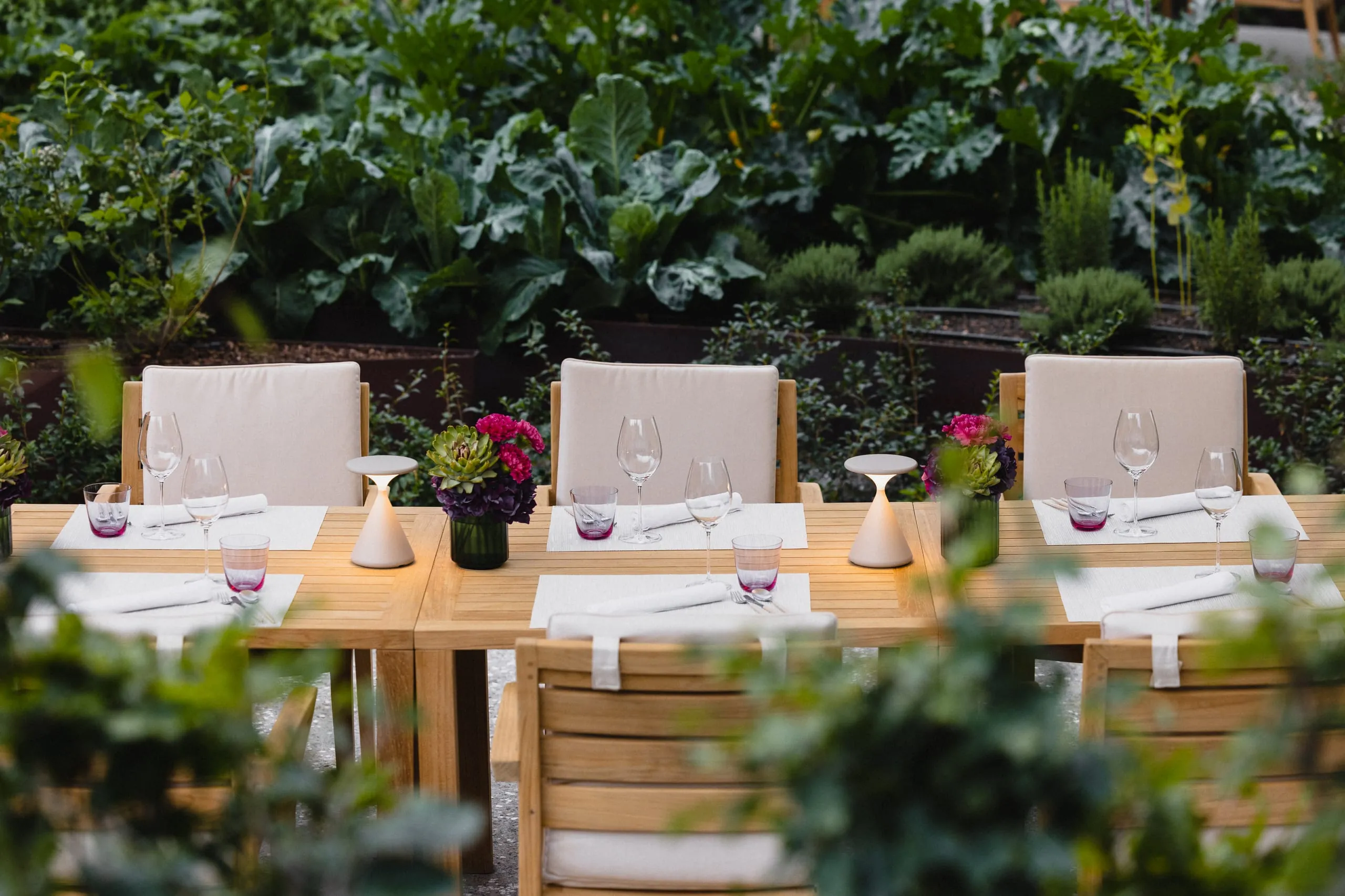 The_Dolder_Grand_Gartenrestaurant_Blooms_Esstische