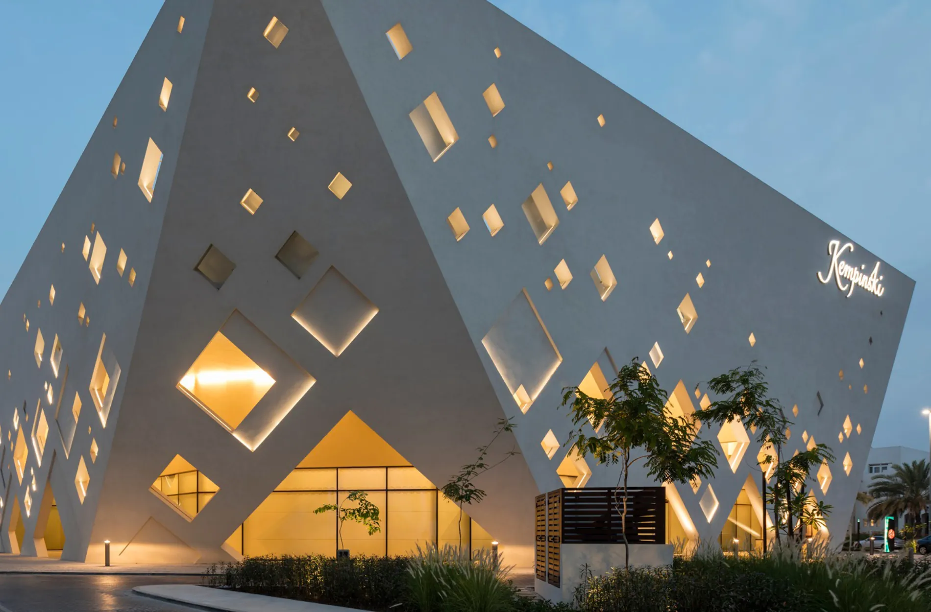 Die außergewöhnliche, beleuchtete Außenansicht des Kempinski Hotel Muscat