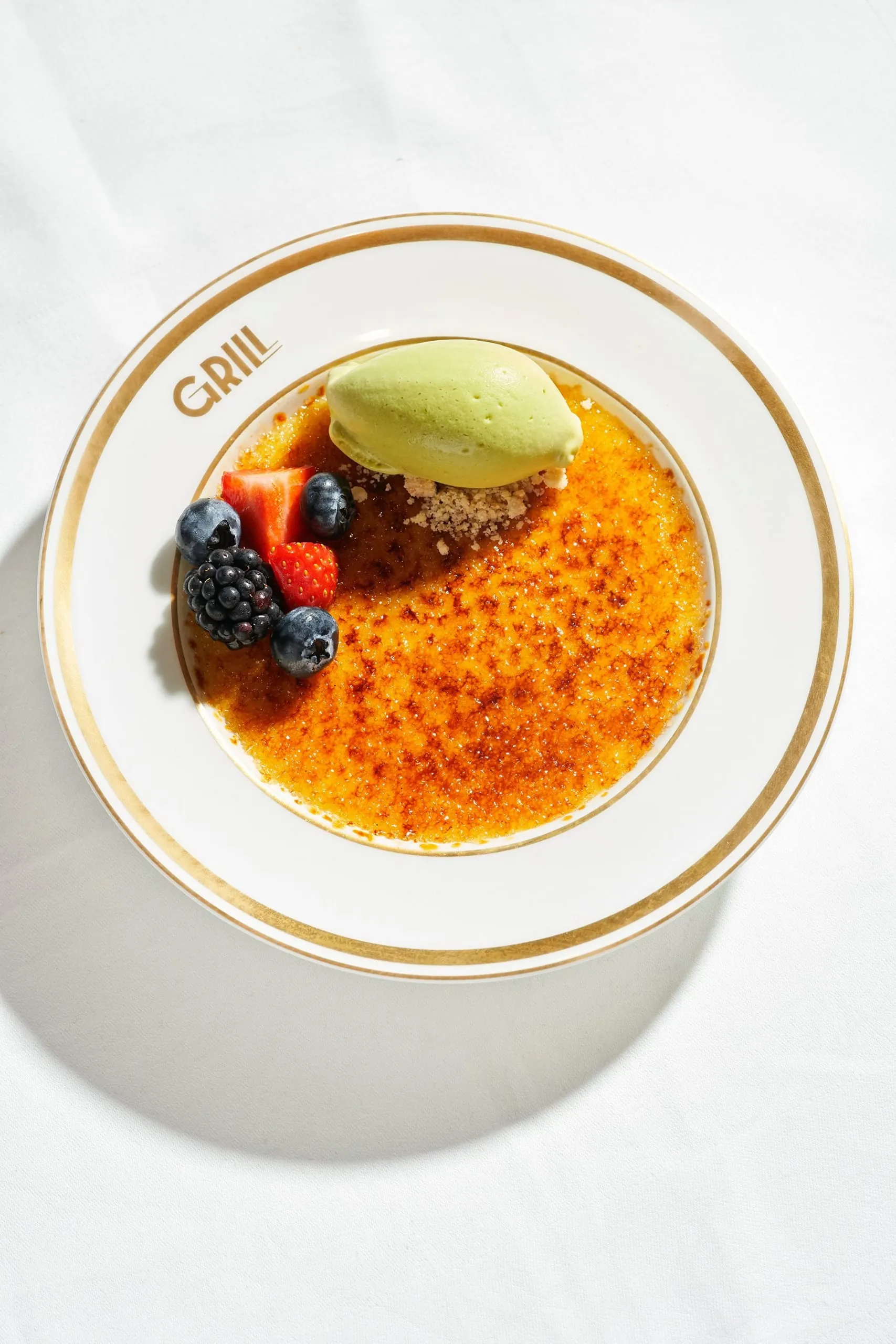 Creme Brulee mit Beeren, und Pistazieneis