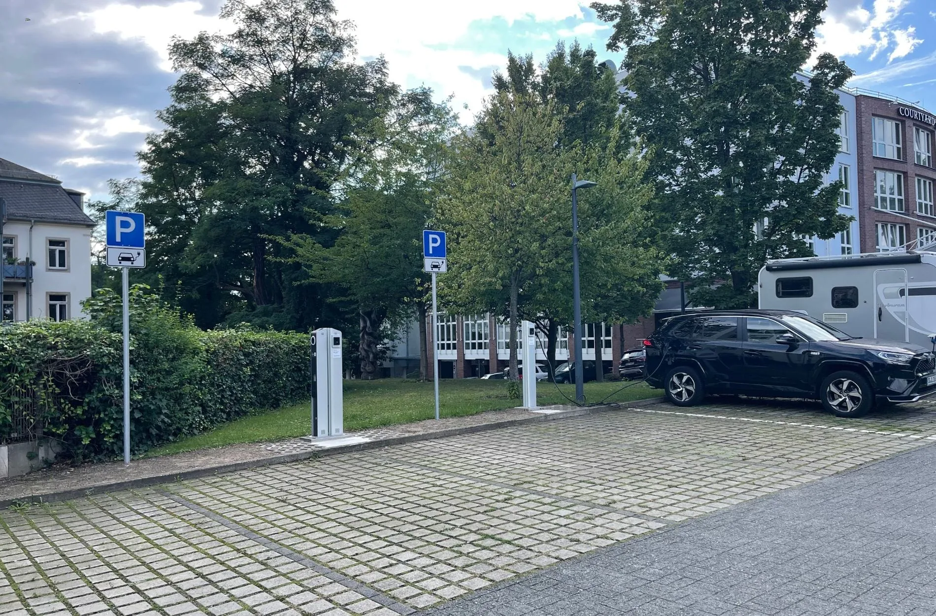 Courtyard by Marriott Dresden eröffnet öffentliche E-Tankstelle