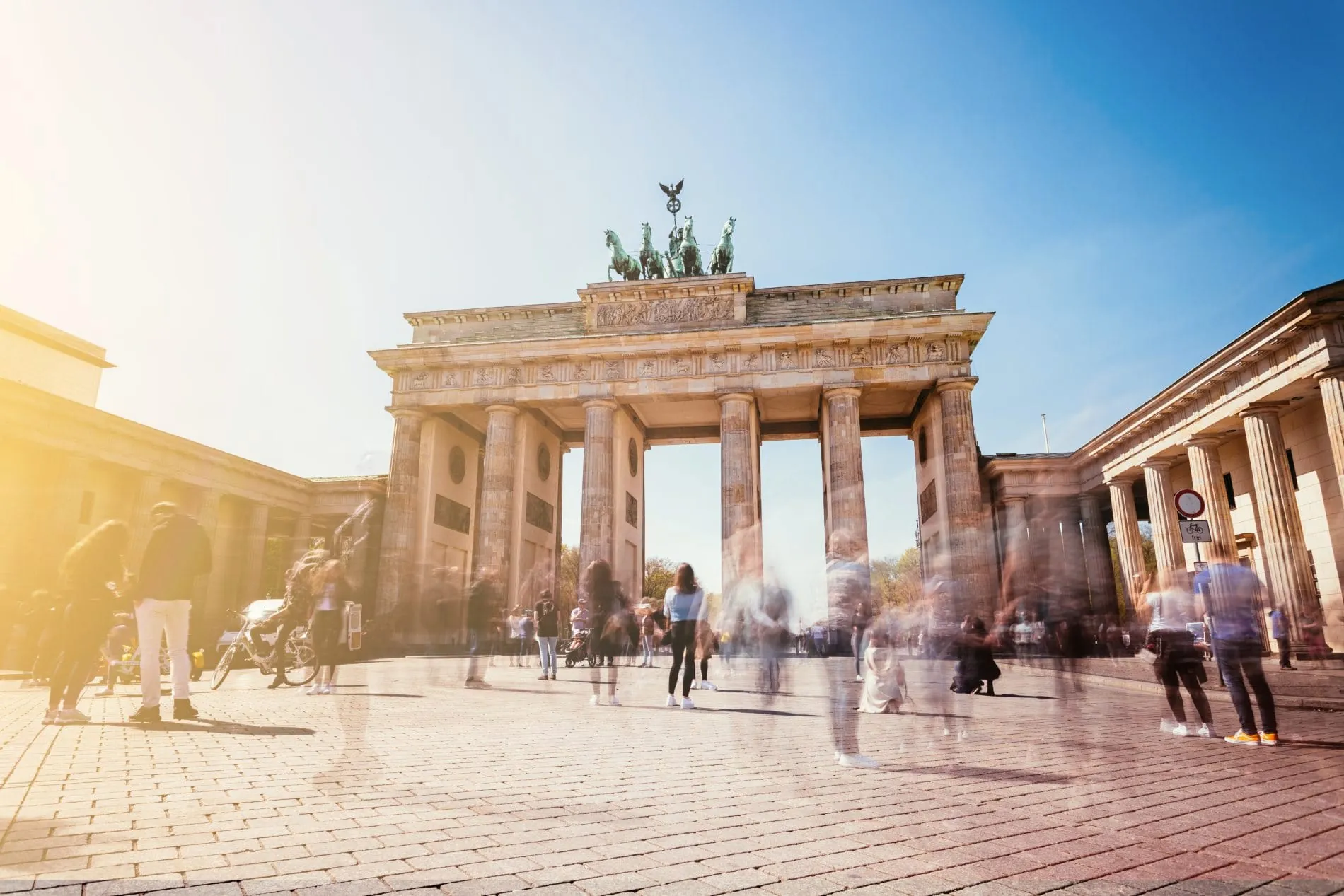 Brandenburger Tor mit Touristen