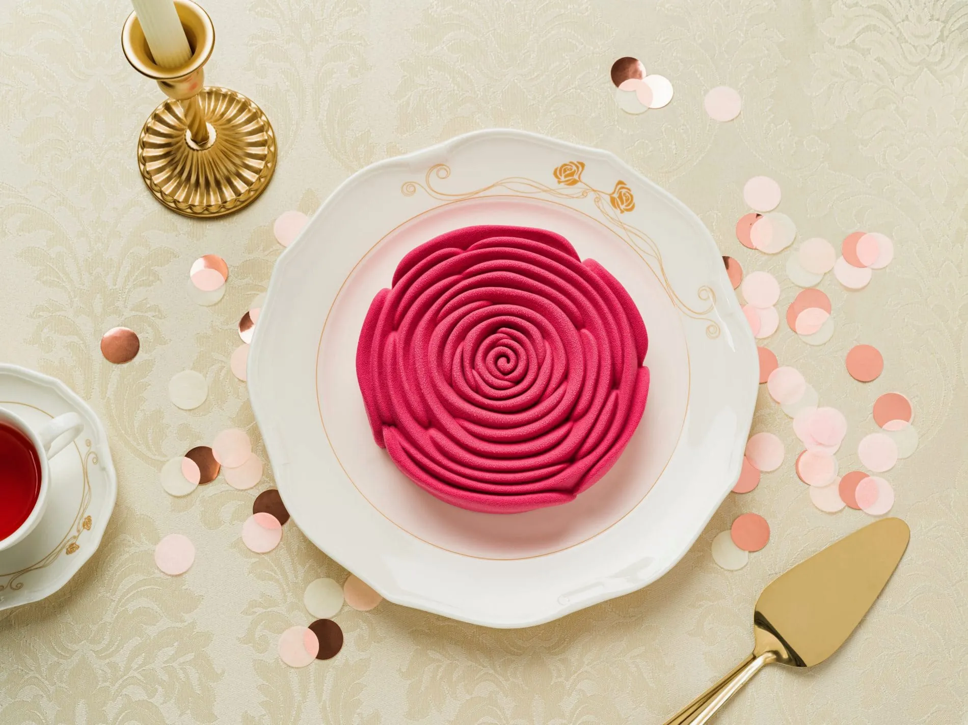 Rosentorte aus dem restaurant im Disneyland Hotel Paris