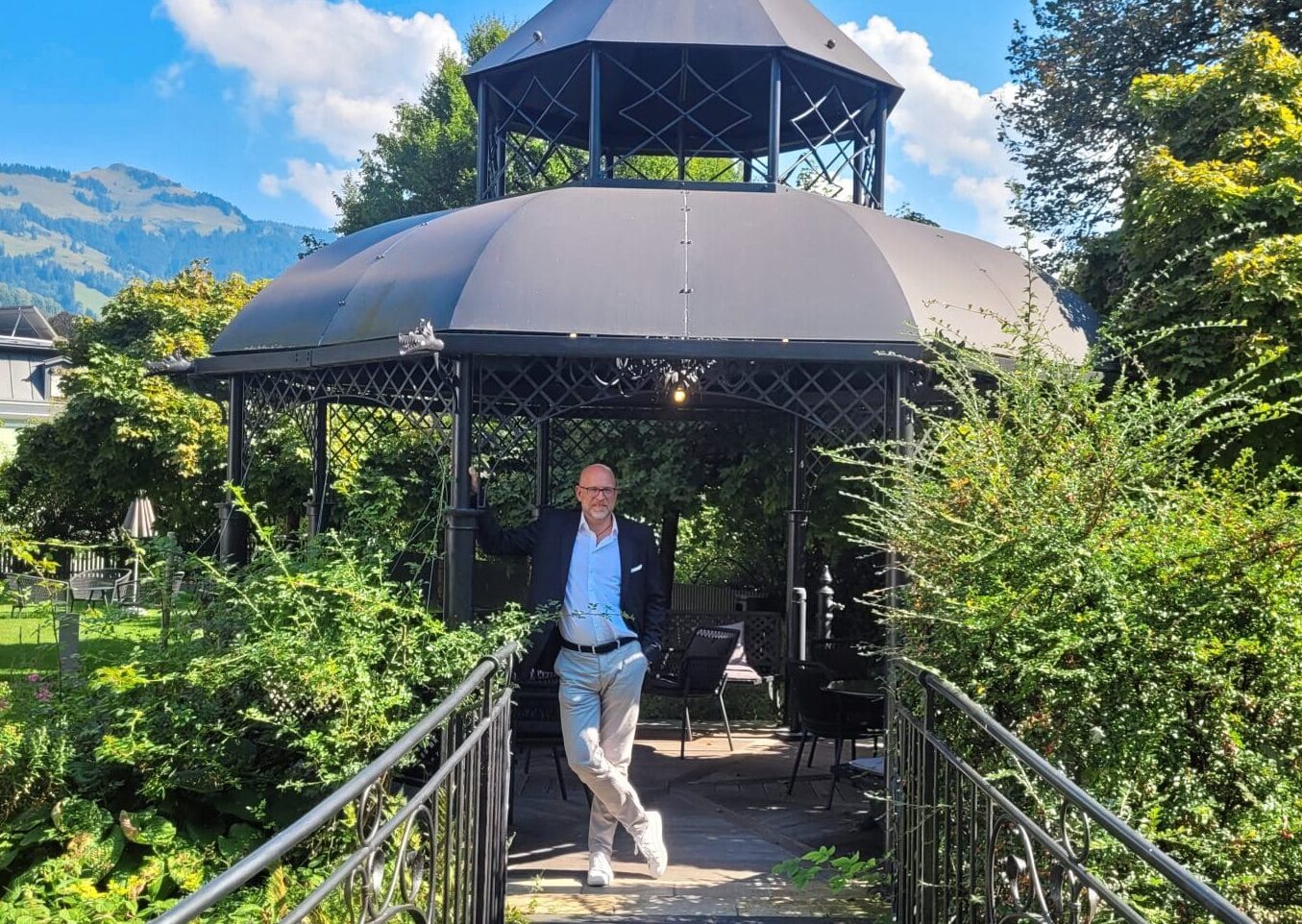 Henning Reichel im idyllischen Garten des Hotels. Der Pavillon ist sein Ort zum Kraft tanken.