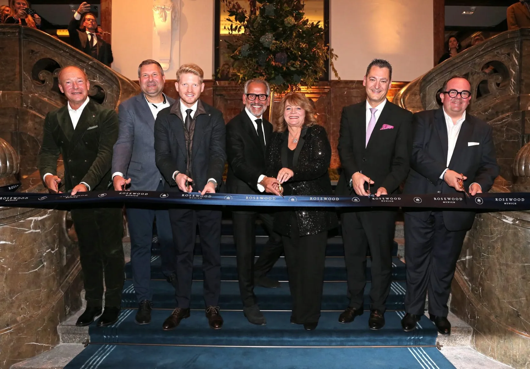 Symbolischer Start mit blauem Band: (von links) Nico Nusmeier, Marcel Wnendt, Florian Schörghuber, Radha Arora, Alexandra Schörghuber, Roland Duerr, Managing Director, Clemens Baumgärtner