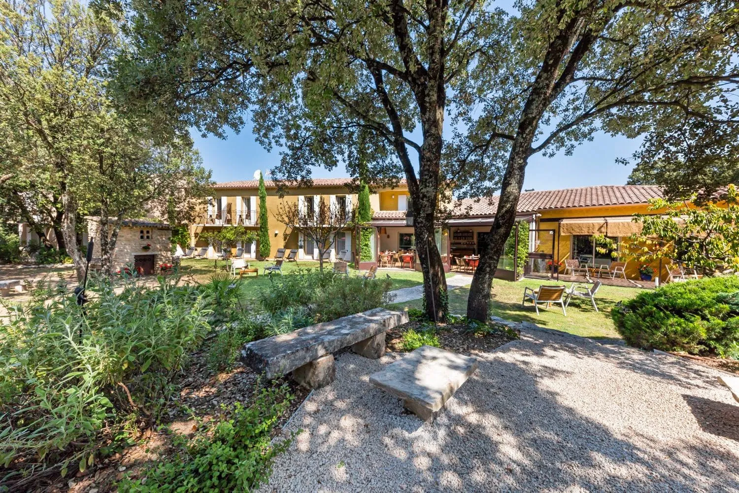 Der Garten des Hotels La Bastide de Grignan.