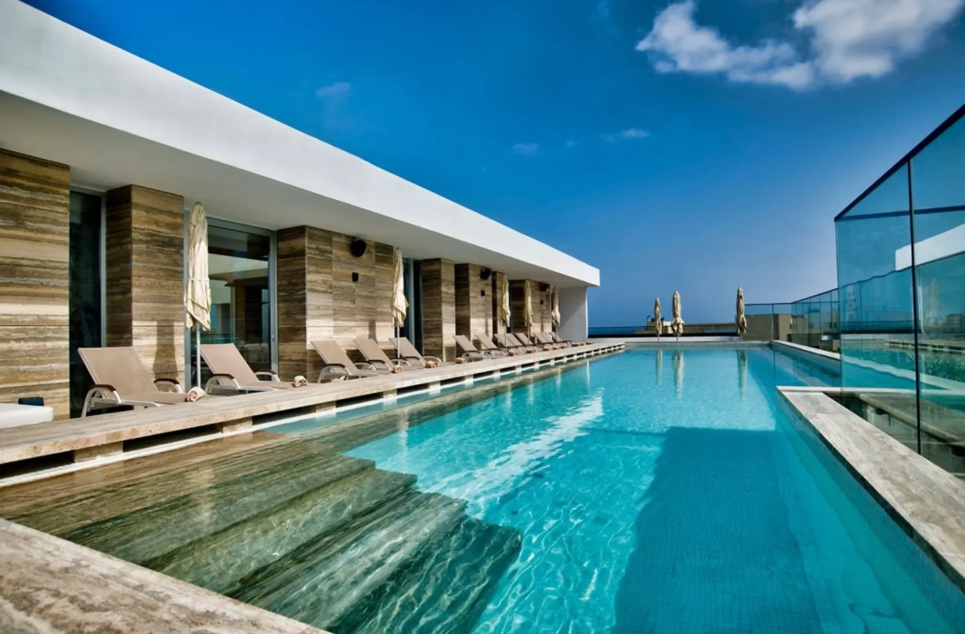 Pool mit Liegen und Sonnenschirmen im Number 11 St. Julian’s Malta