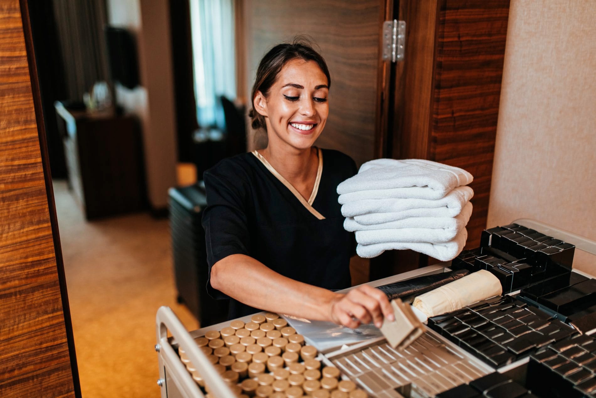 junge Hotelmitarbeitende, die sich zum das Housekeeping kümmert.
