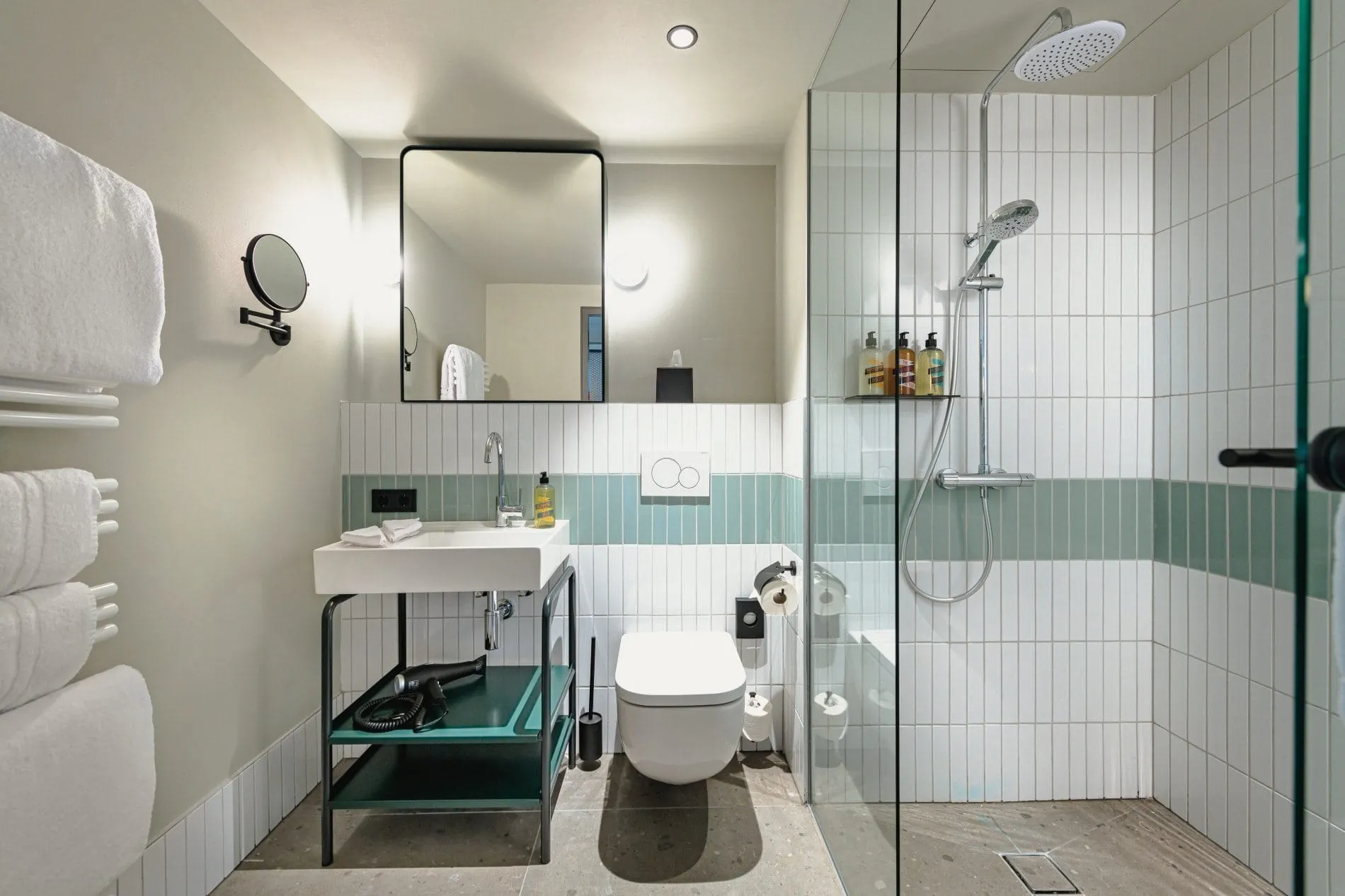 Blick ins Bad eines Doppelzimmers im Badeschloss in Bad Gastein.