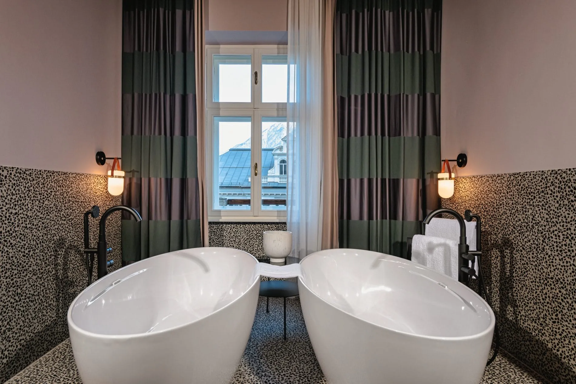 Freistehende Badewannen in einem Zimmer des Hotels Badeschloss.