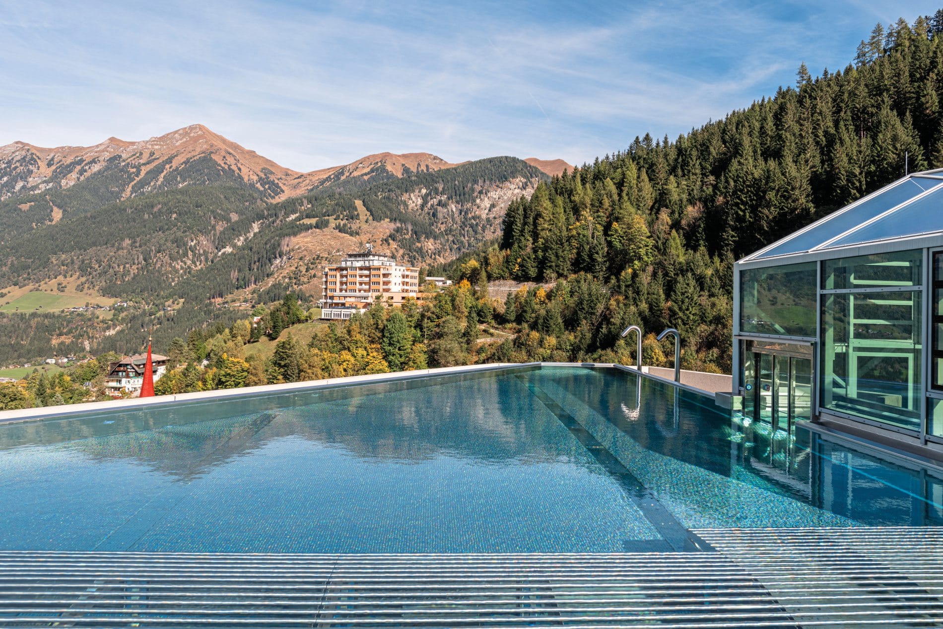 Der Infinity Pool auf dem Dach des Badeschlosses.
