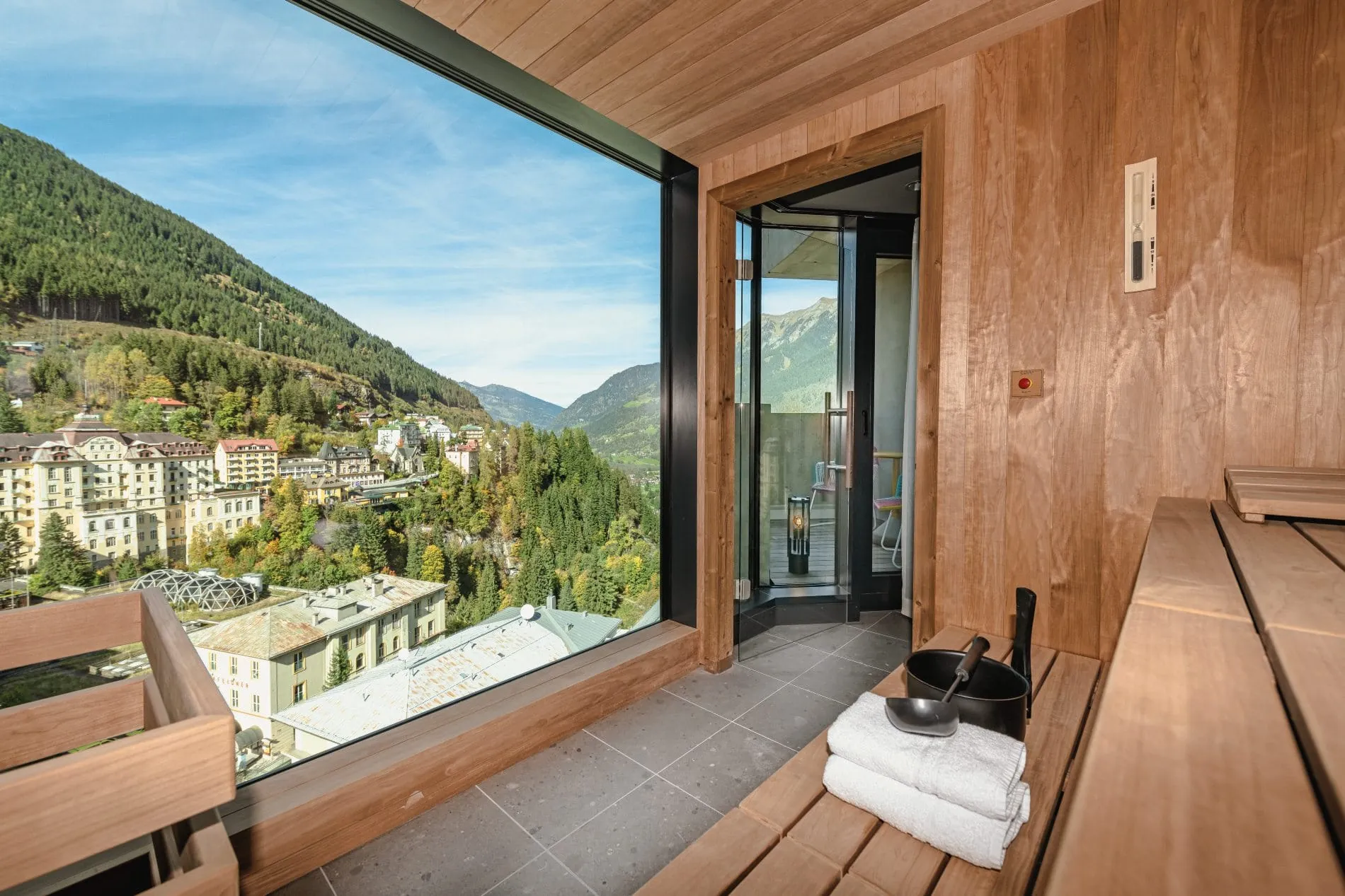 Sauna mit Ausblick im Badeschloss in Bad Gastein.