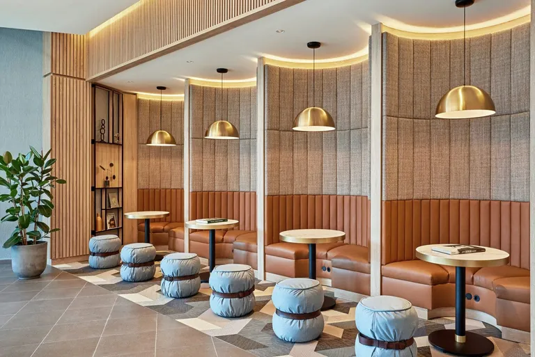 Aufenthaltsbereich in der Courtyard by Marriott Berlin Mitte Lobby