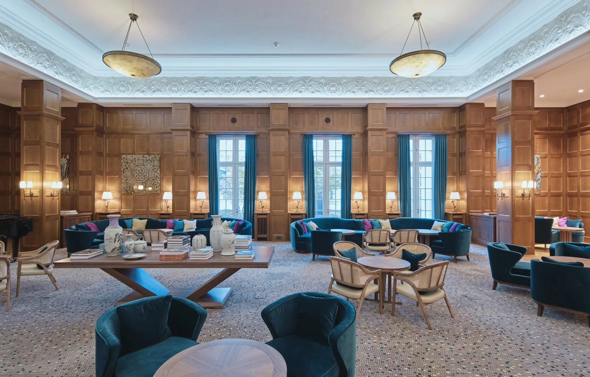 Foto der neuen Kaminhalle im Parkhotel Quellenhof