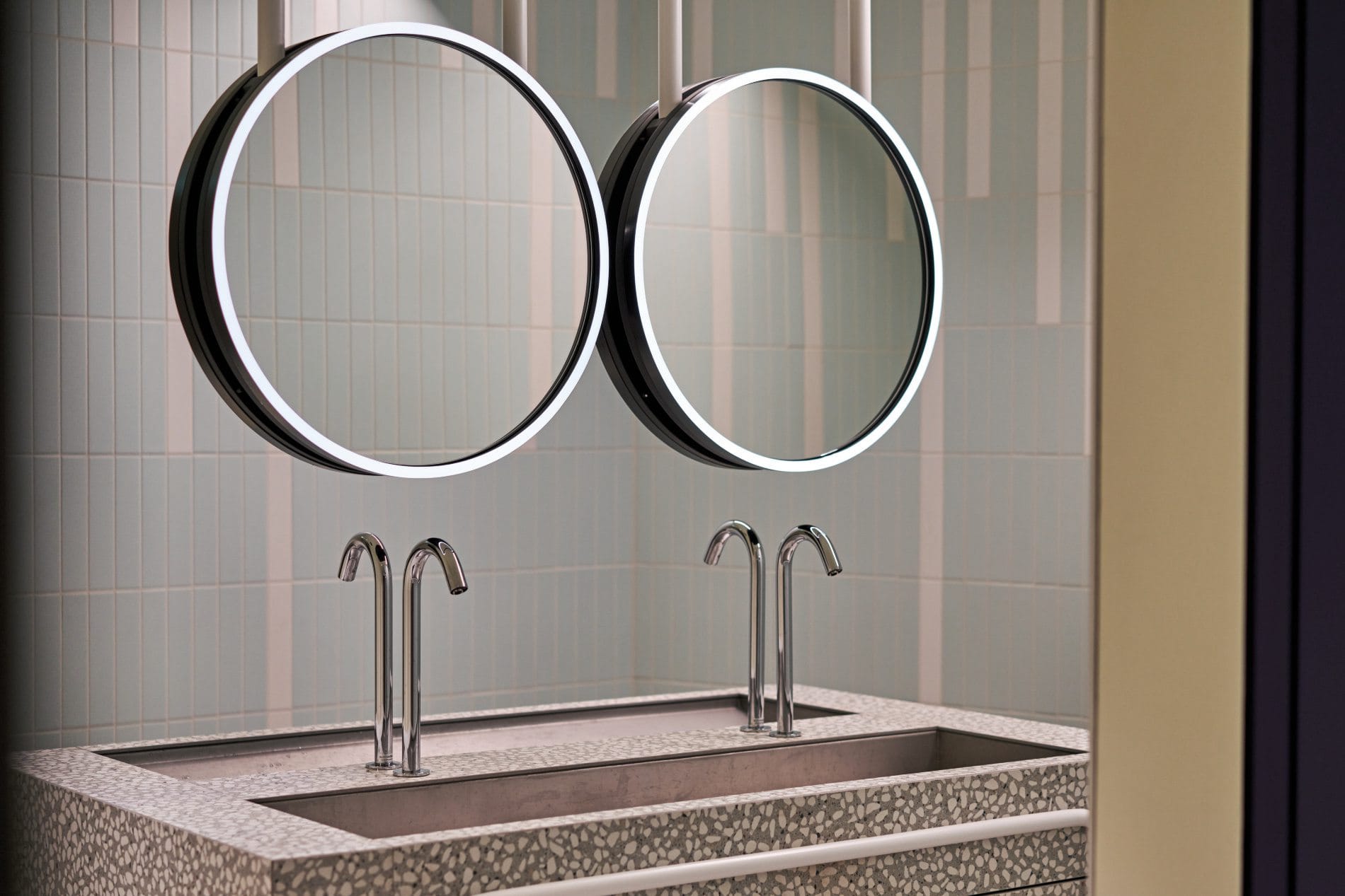 lobby-bad-toilette-wc-waschbecken
