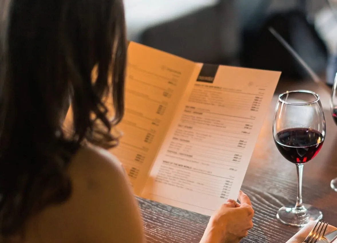 Blick in die Speisekarte: Einige größere Restaurants in Berlin wollen die Preise trotz gestiegener Mehrwertsteuer vorerst nicht anheben.