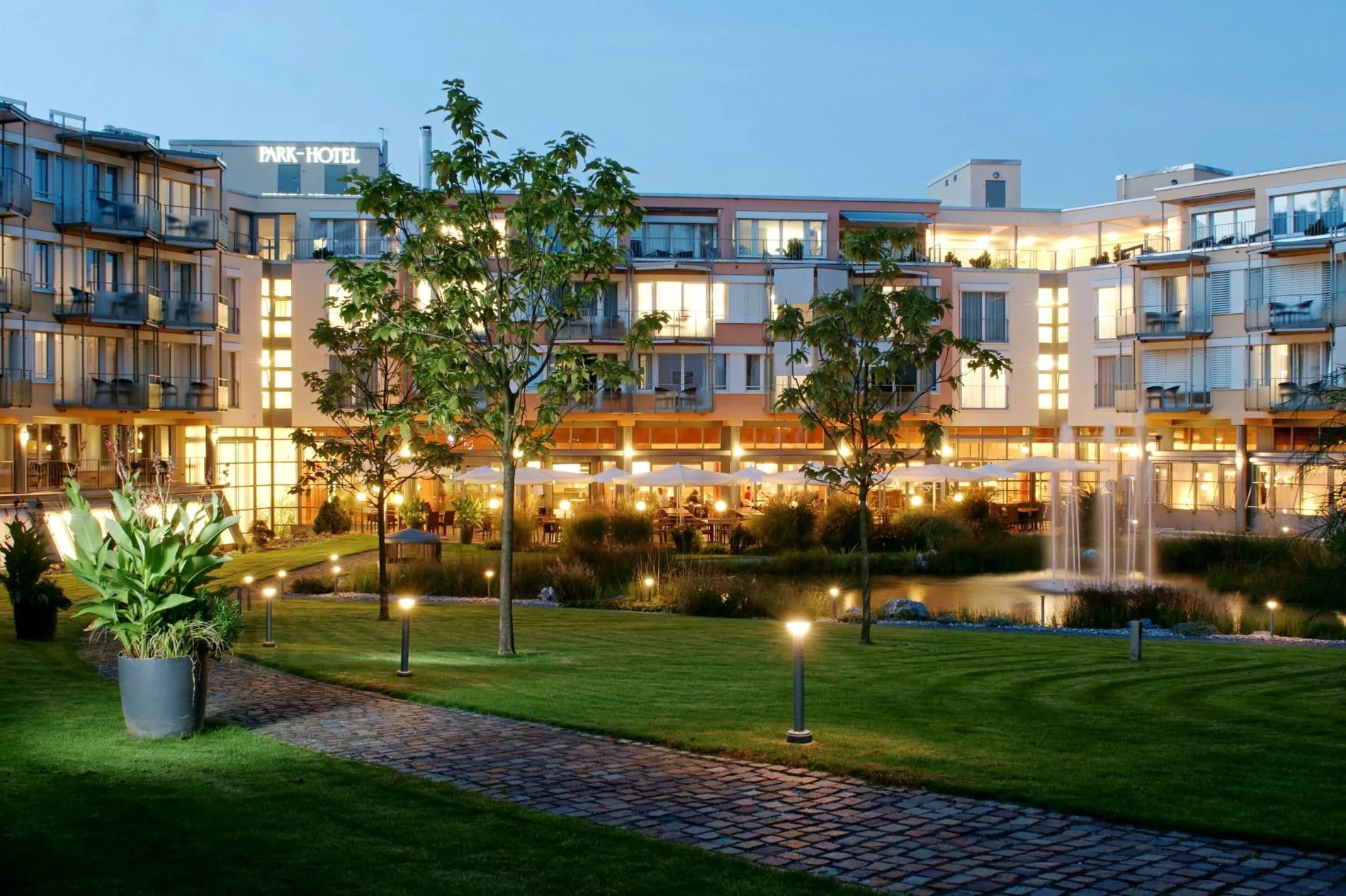 Dorint Parkhotel Bad Zurzach_aussen_Dämmerung