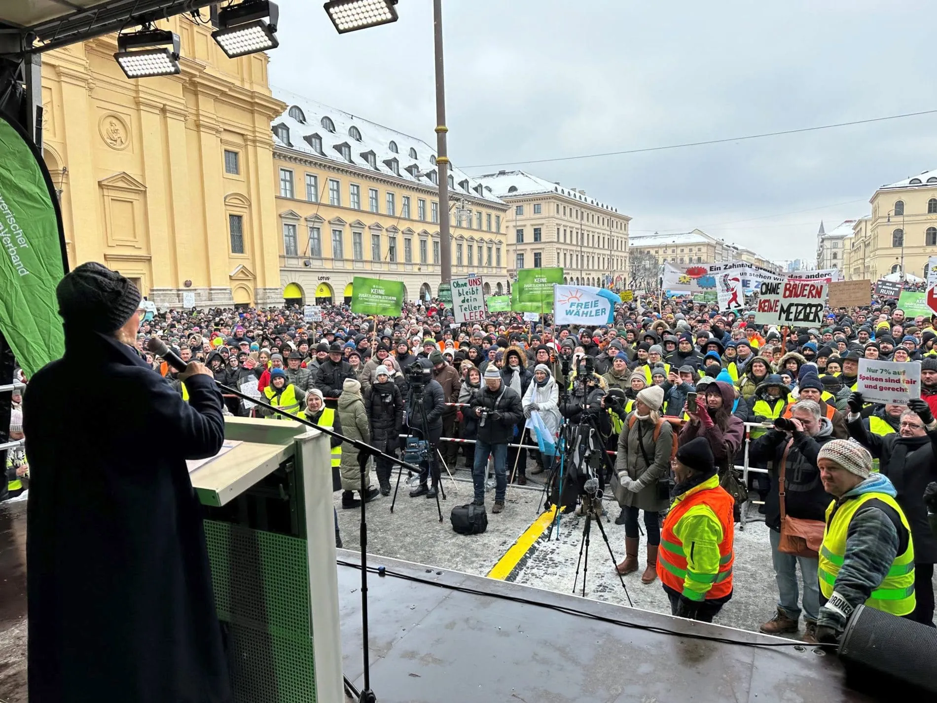 Die Präsidentin des Dehoga Bayern, Angela Inselkammer, fordert bei der Kundgebung der Bauern in München 7 Prozente Mehrwertsteuer auf Speisen in Restaurants.