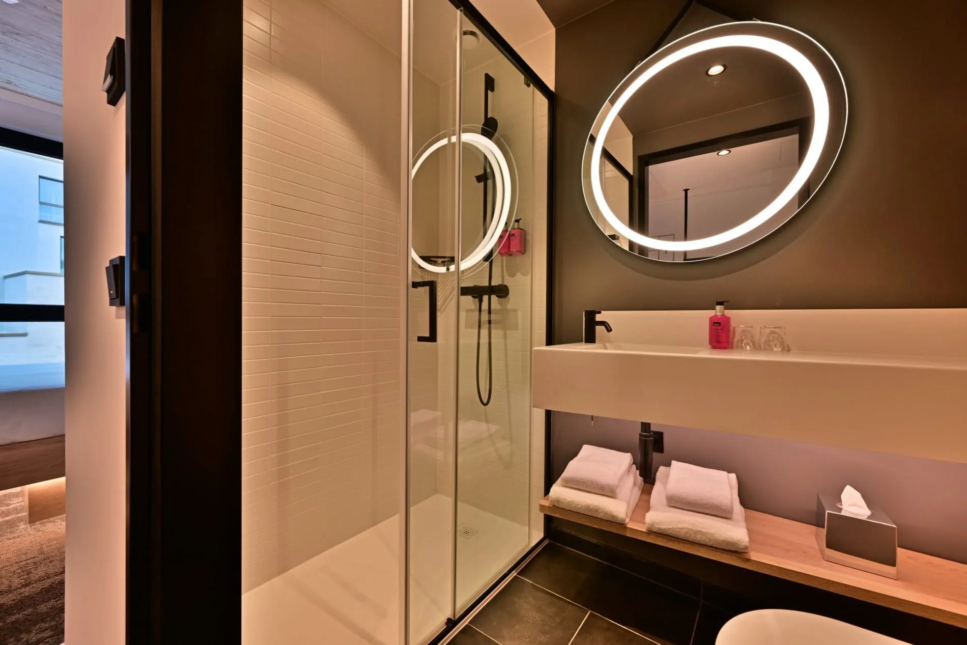 Moxy Outletcity Metzingen_bathroom