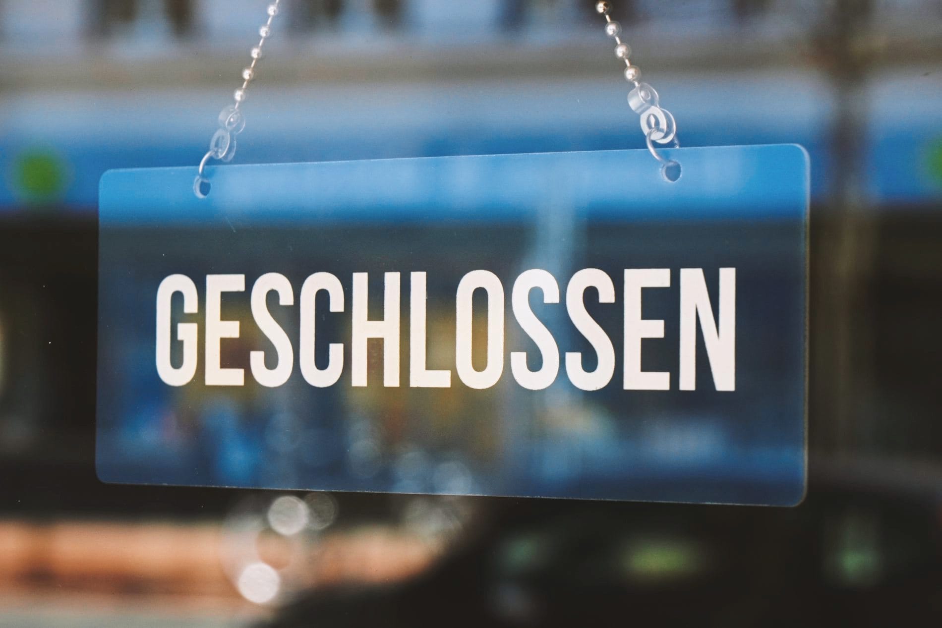 Schild, auf dem "Geschlossen" steht