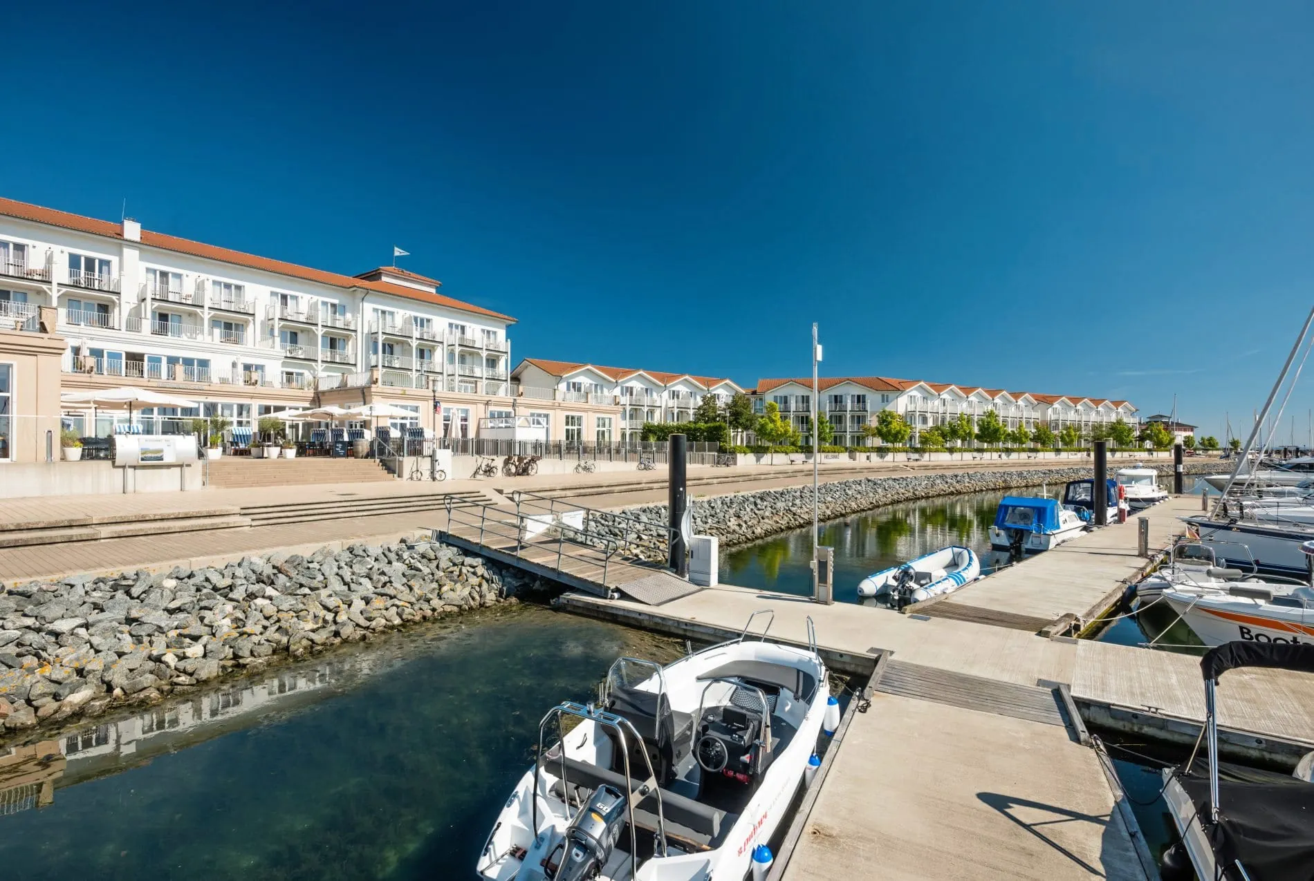 Das Lindner Hotel liegt direkt am Hafen im Ferienort Boltenhagen an der Ostsee.