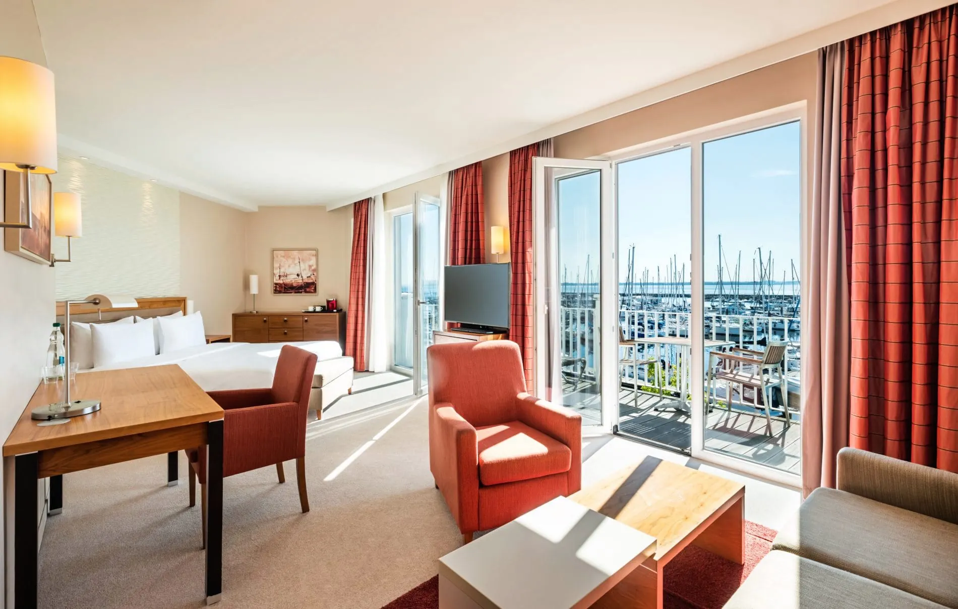 Junior Suite mit Blick auf den Hafen und das Meer.
