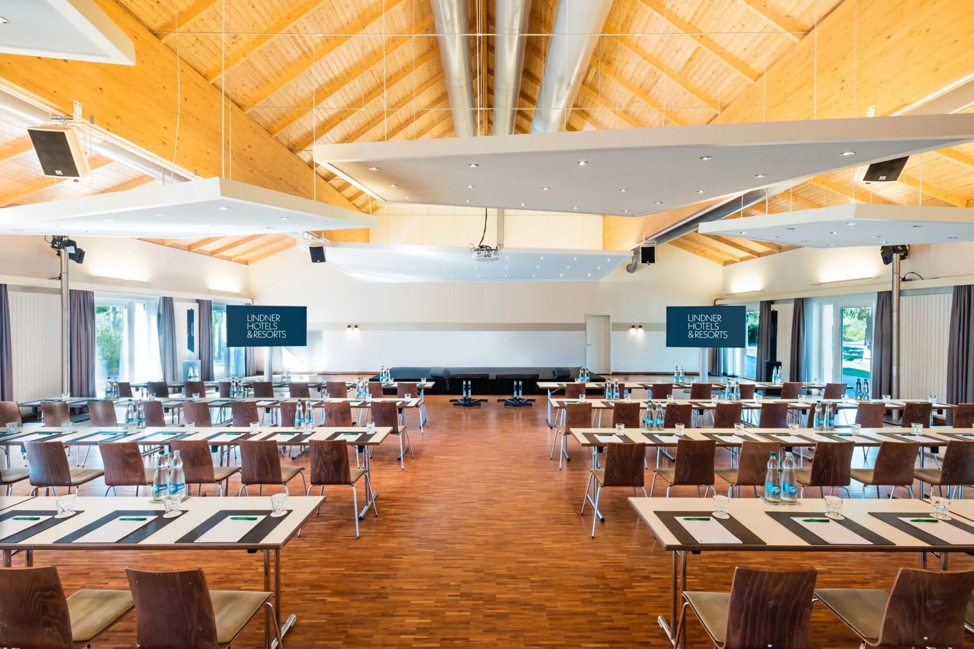 Mit viel Holz und Licht: Meeting- und Tagungsraum.