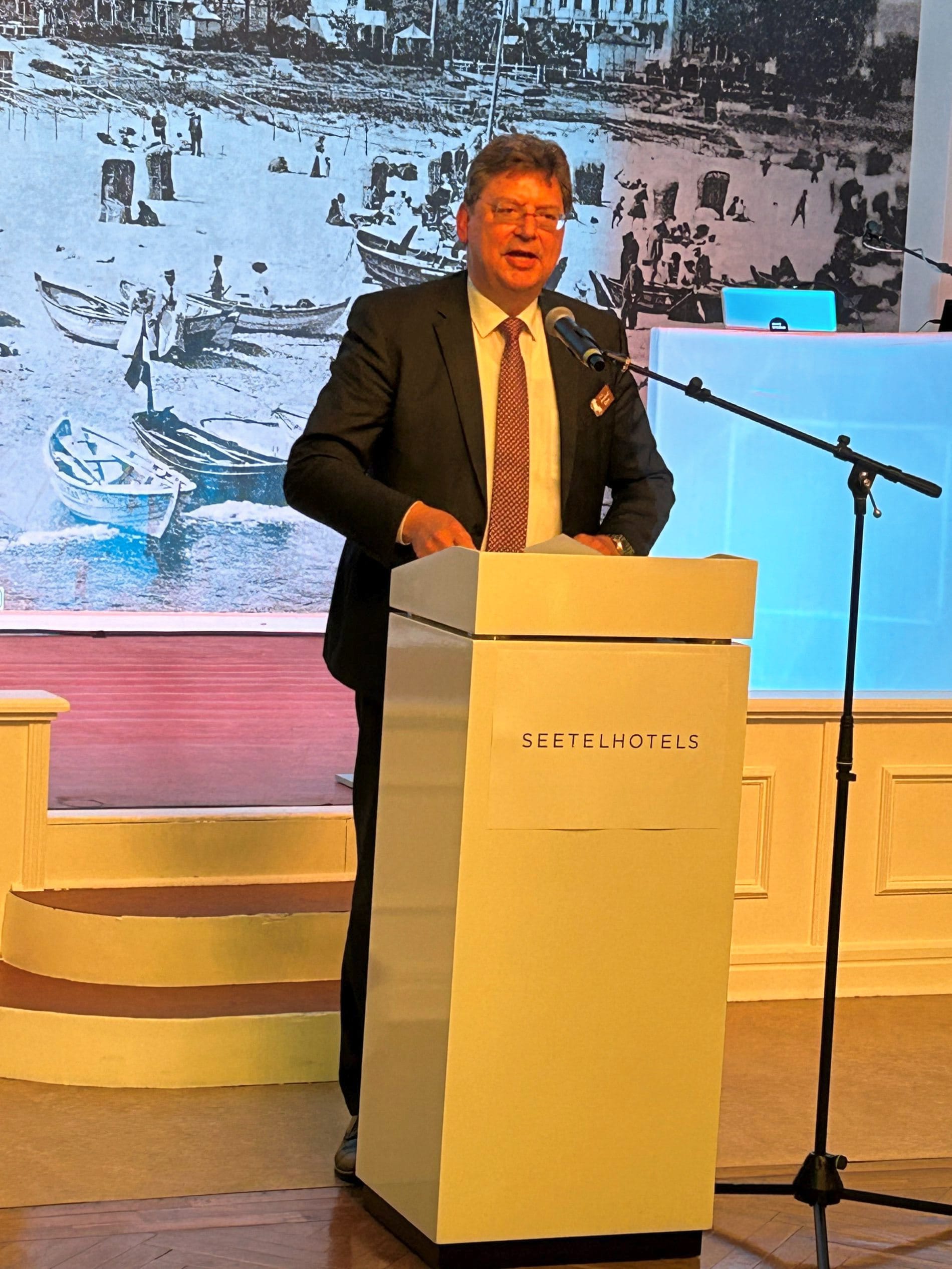 Rolf Seelige-Steinhoff mit Brillat Savarin-Plakette geehrt - Tophotel.de