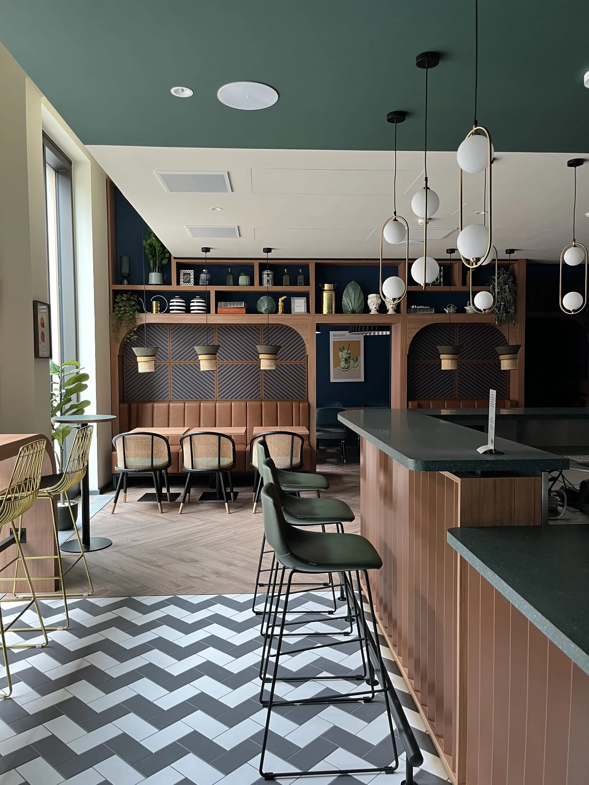 Im Erdgeschoss des Stay Kooook Leipzig: Das Gastro-Konzept Koko mit öffentlichem Zugang, gesunden Speisen, Working-Bereichen und Event-Möglichkeiten.