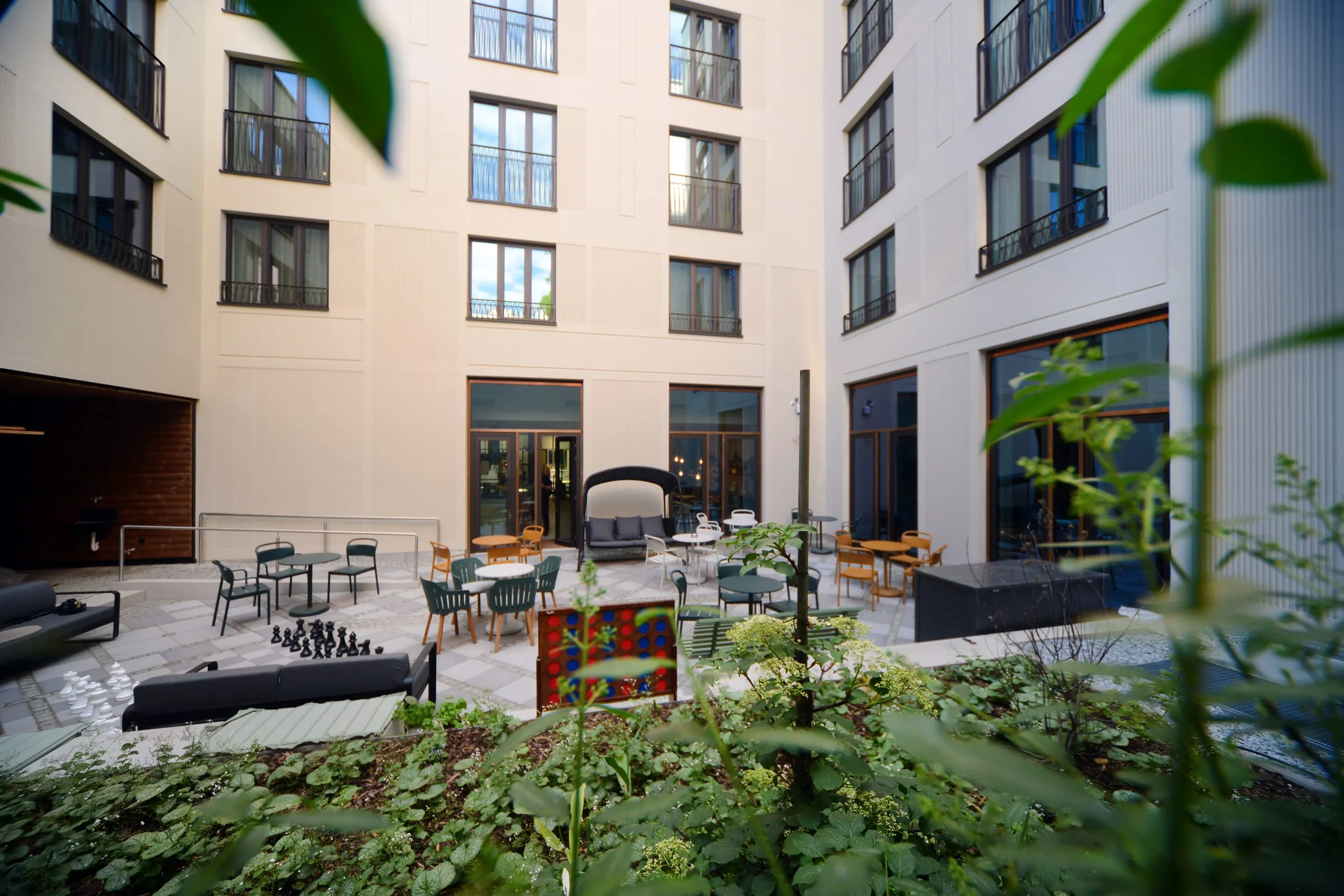 Außenbereich im Hof des Stay Kooook Leipzig.