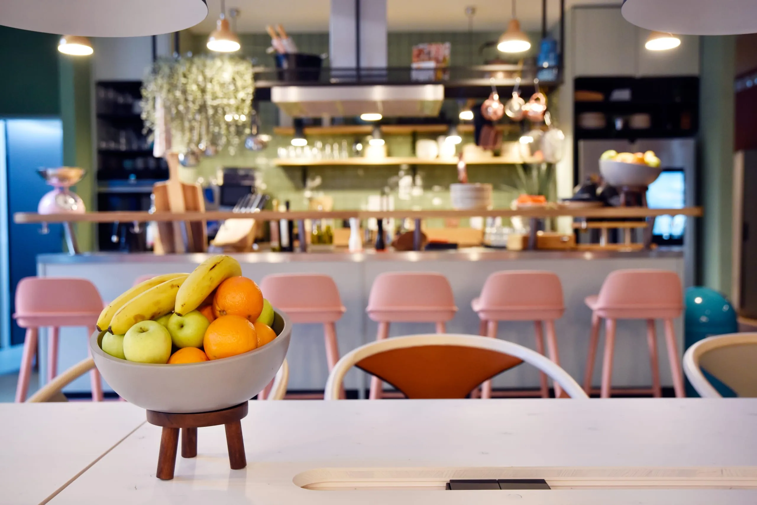 Die Gemeinschaftsküche im Erdgeschoss im Stay Kooook in Leipzig.