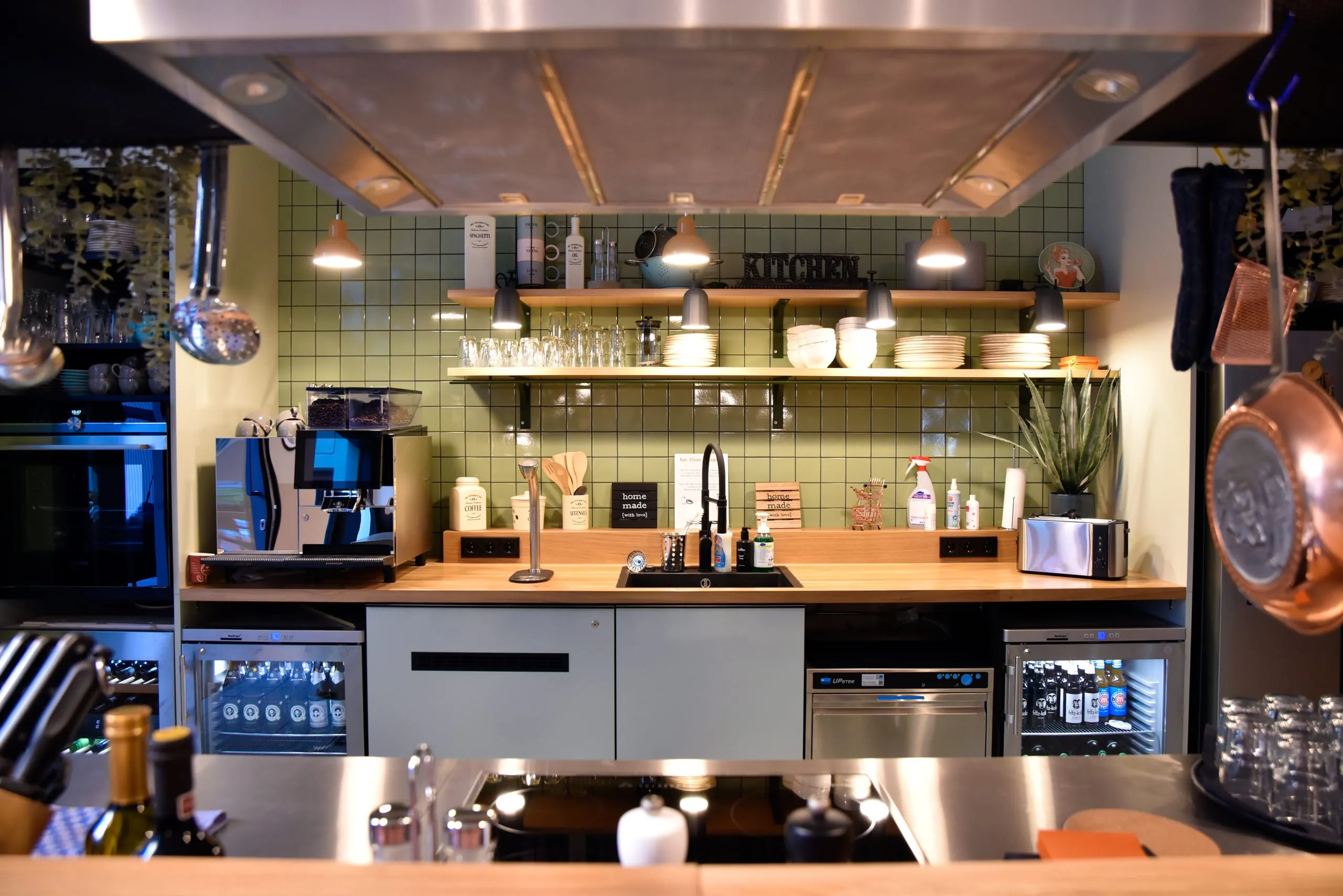 In der Gemeinschaftsküche im Erdgeschoss des Stay Kooook in Leipzig können die Gäste gemeinsam mit den Hosts kochen.