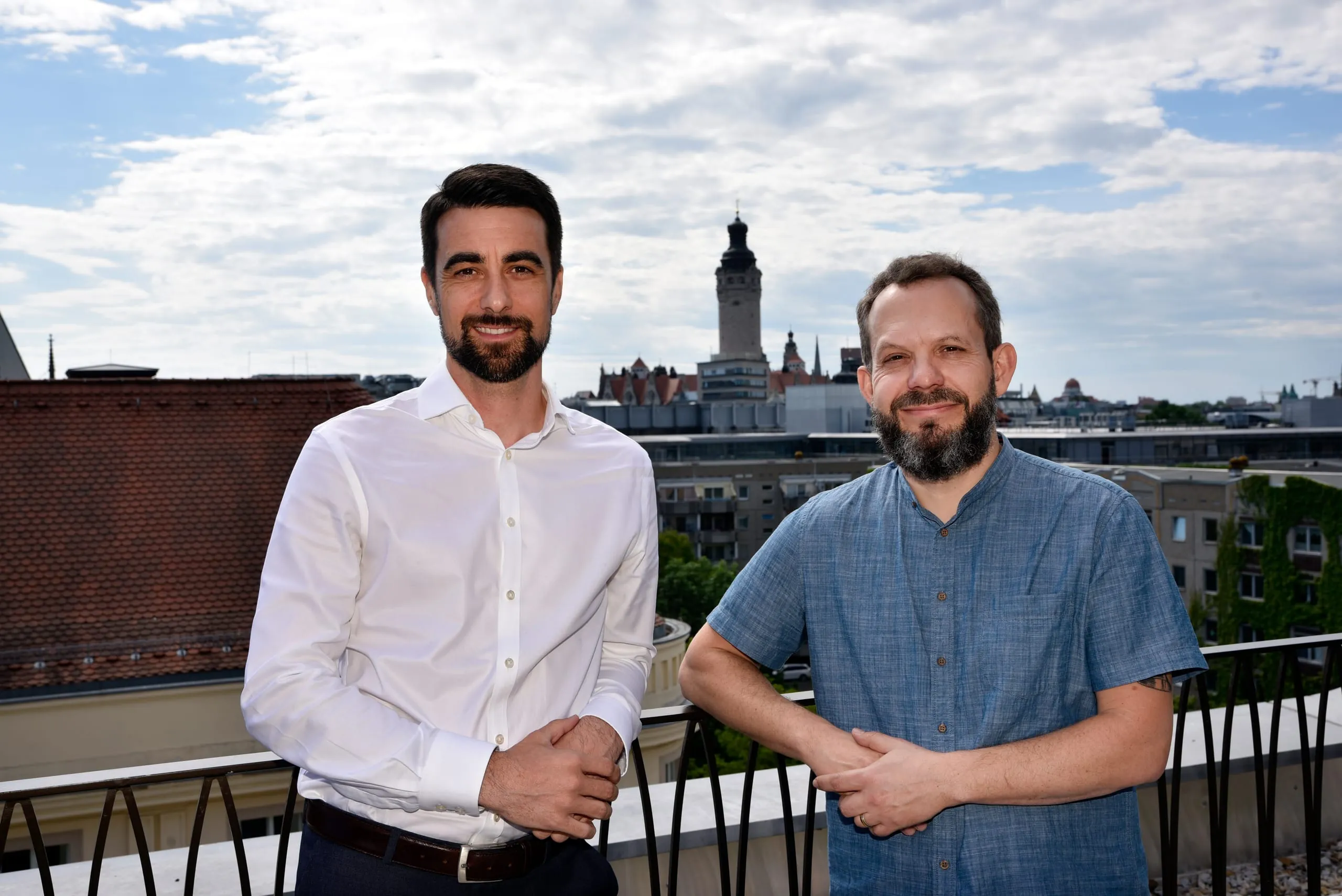 Auf der Dachterrasse des Stay Kooook in Leipzig: Marco Meier, Managing Director SV Hotel (links) und Hoteldirektor Christian Syrotek