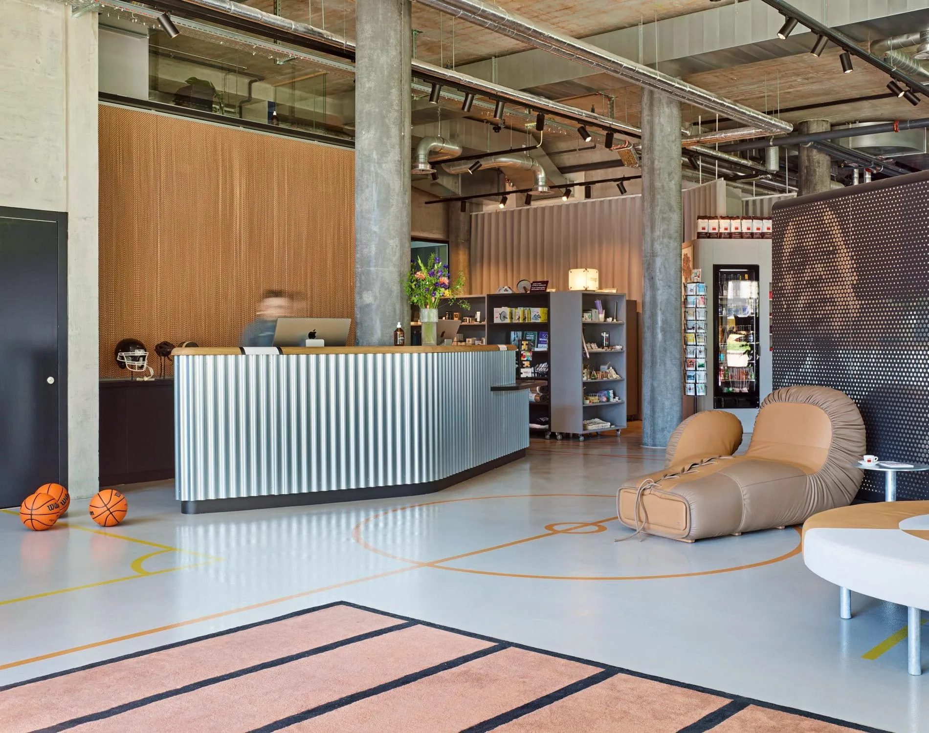 Der Empfangsthresen in Form eines Bumerangs.