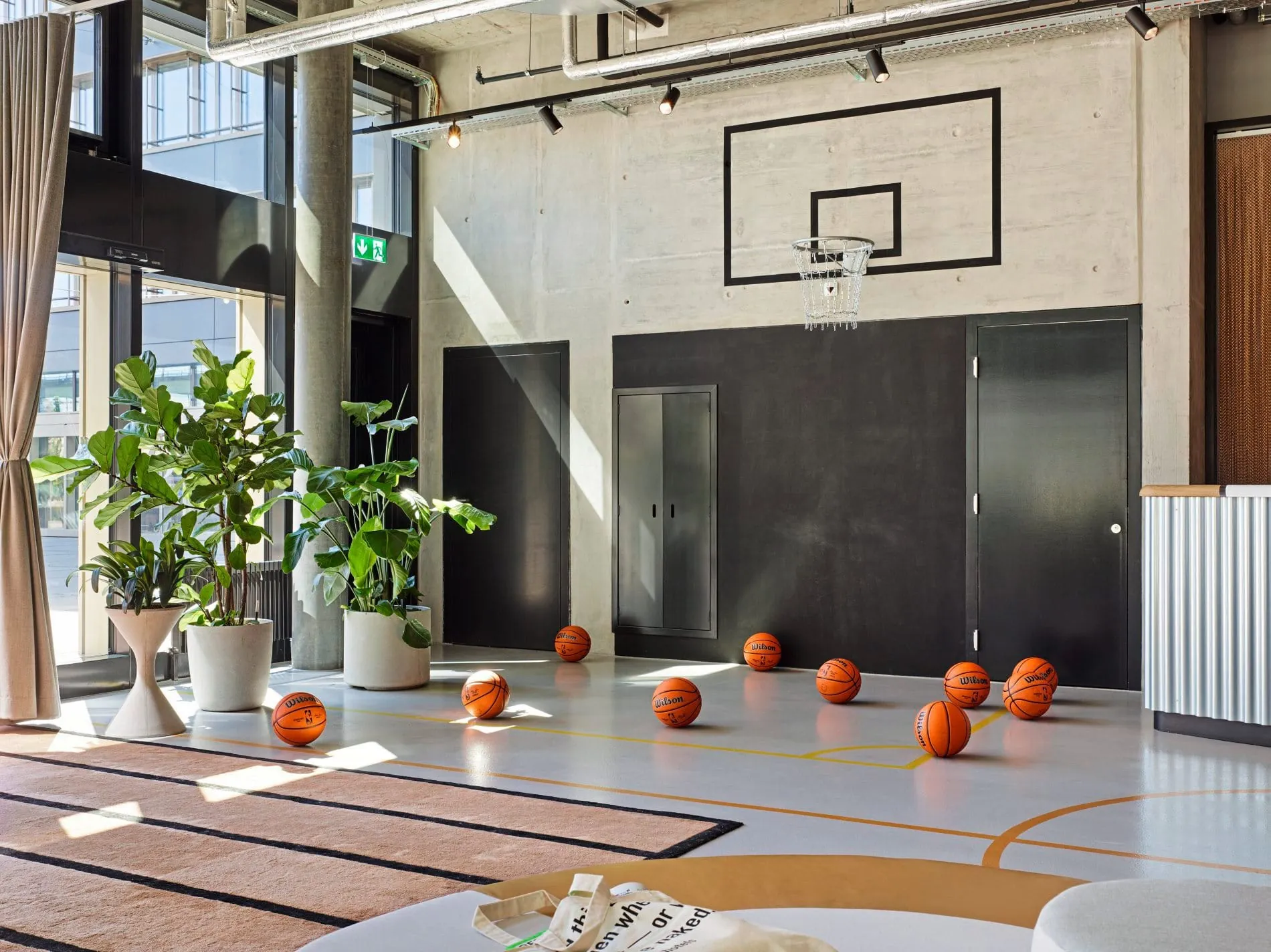 Ein an der Wand montierter Basketballkorb hängt neben der Rezeption, an dem Gäste beim Check-in um ein Zimmer-Upgrade spielen können.