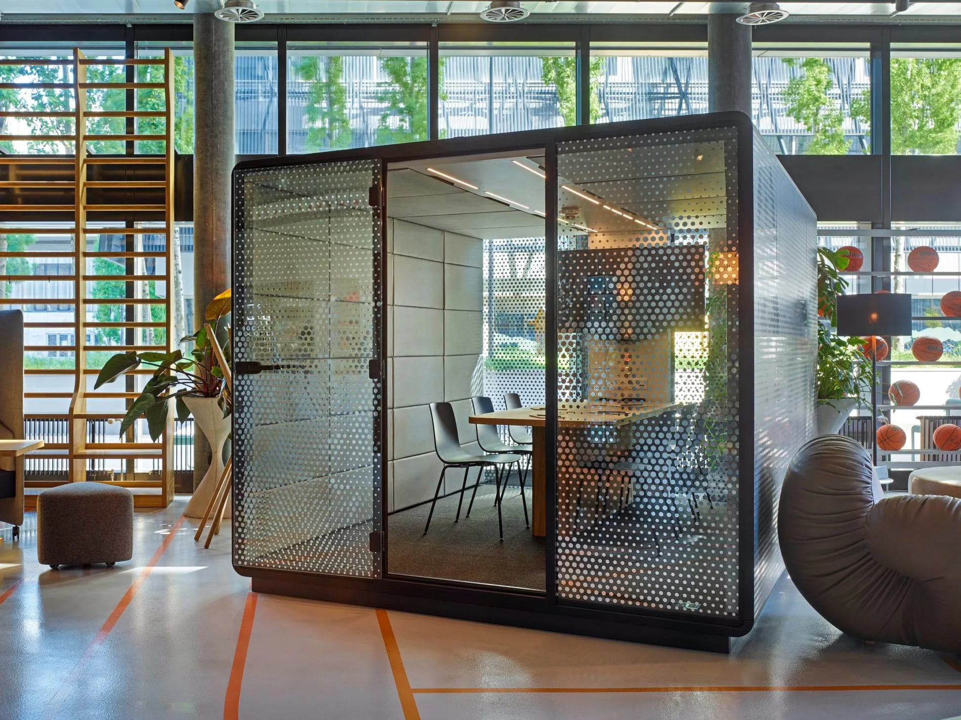 Meetingraum im Look eines schallisolierten "Boxrings".