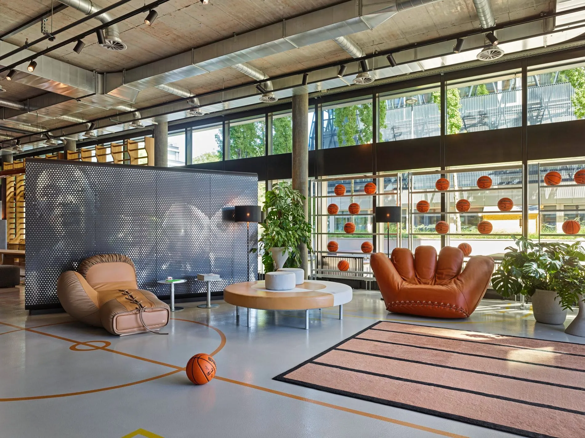 Eye-Catcher sind zwei übergrpße Sessel, die durch mehrere Sitzgruppen und Arbeitsplätze ergänzt werden.