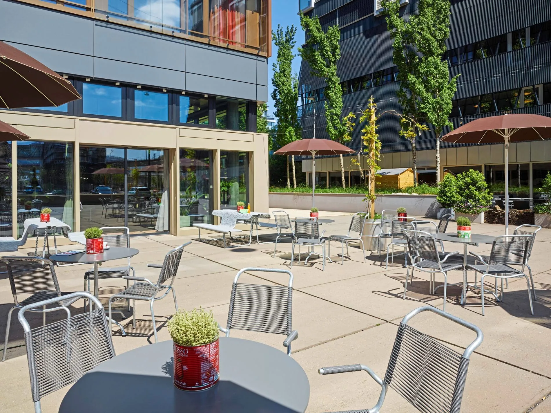 Die Außenterrasse am Hoteleingang.