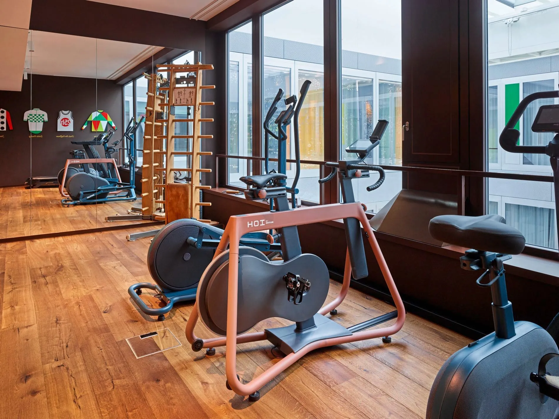 Das 25hours Hotel Zürich West hat ein neues Konzept erhalten. Das Motto "The World of Sports". Hier ein Blick in das neue Gym.