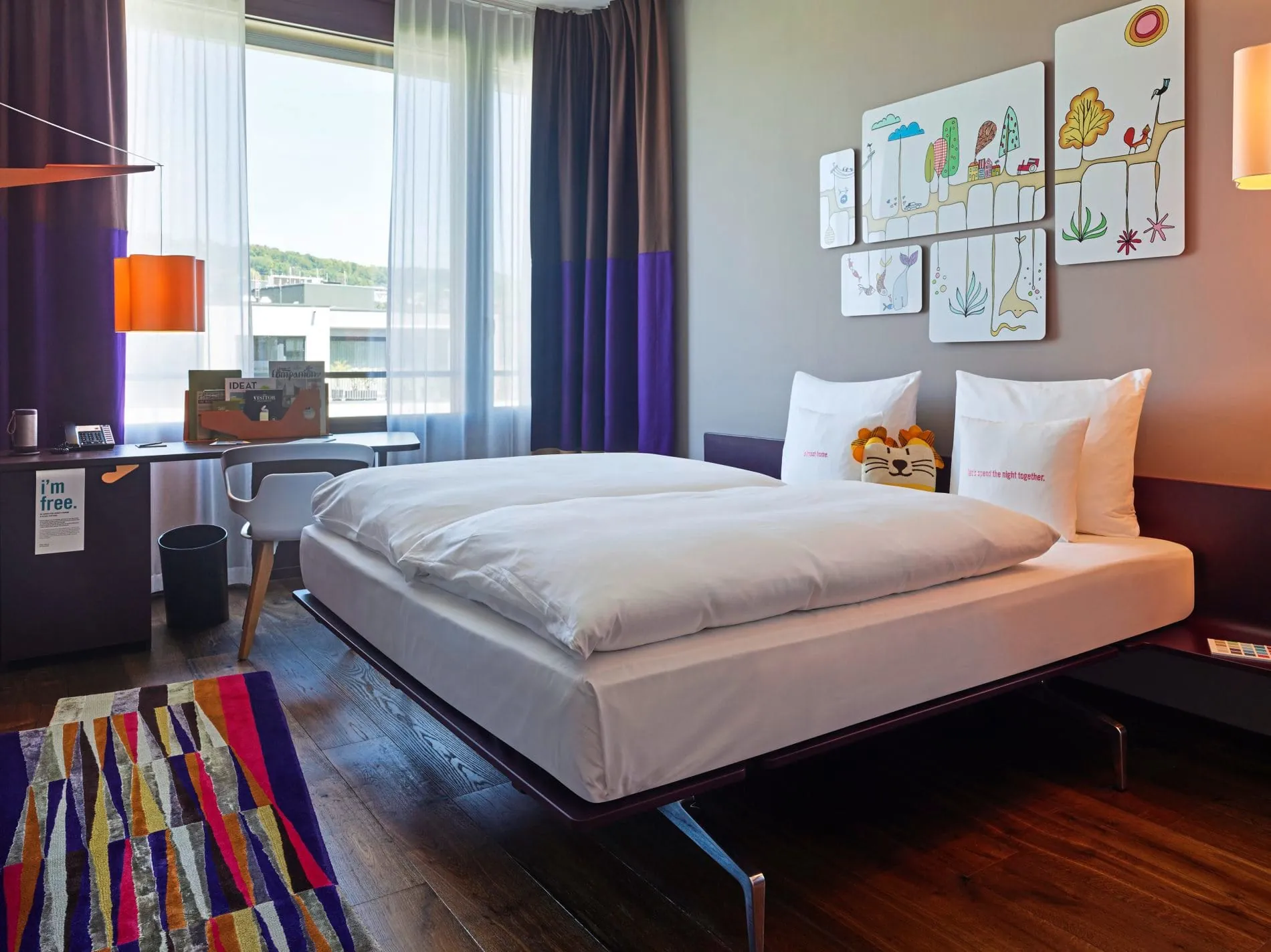 Farbenfroh gestaltete Zimmer.