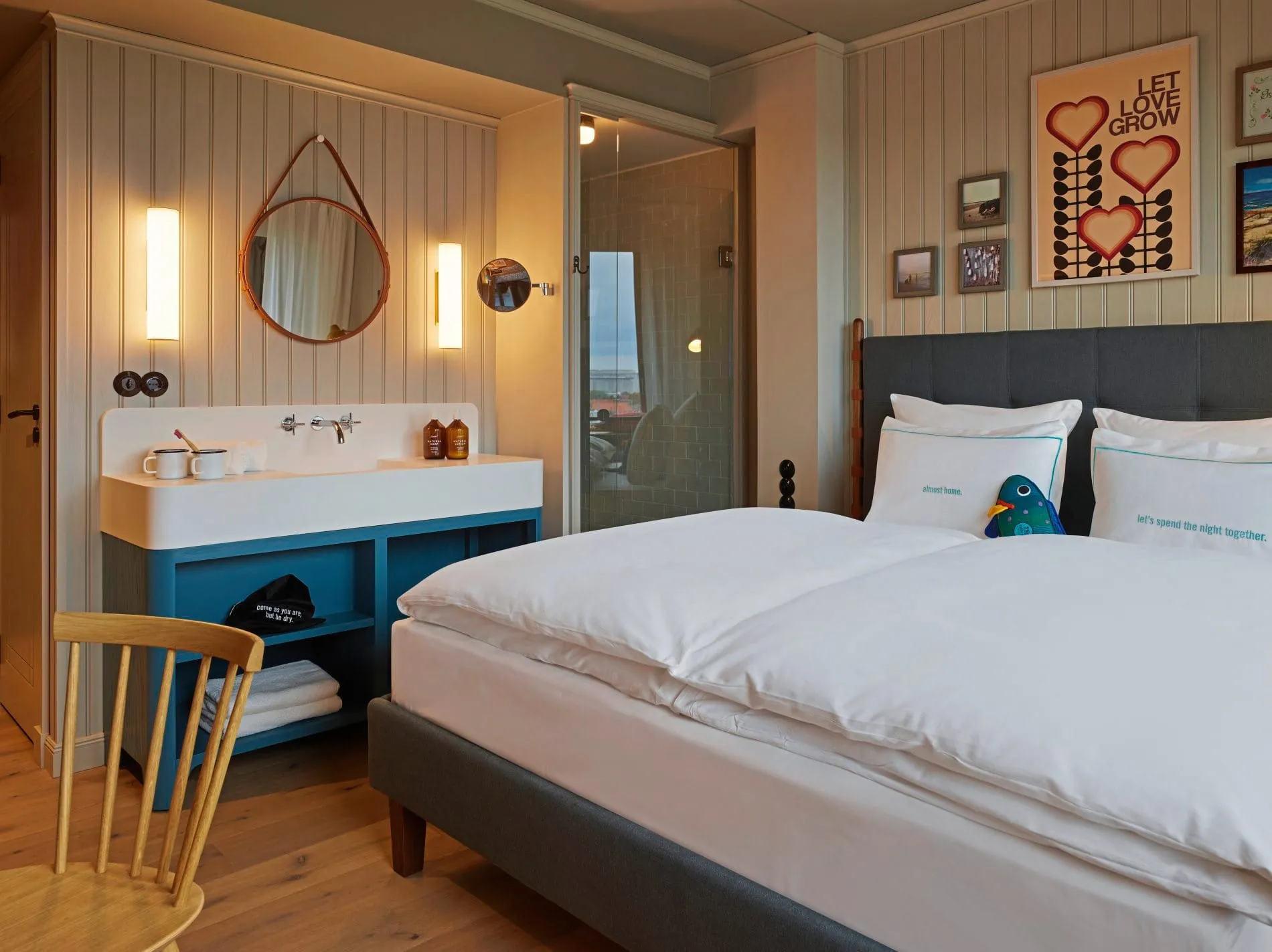 25h_PaperIsland_Zimmer