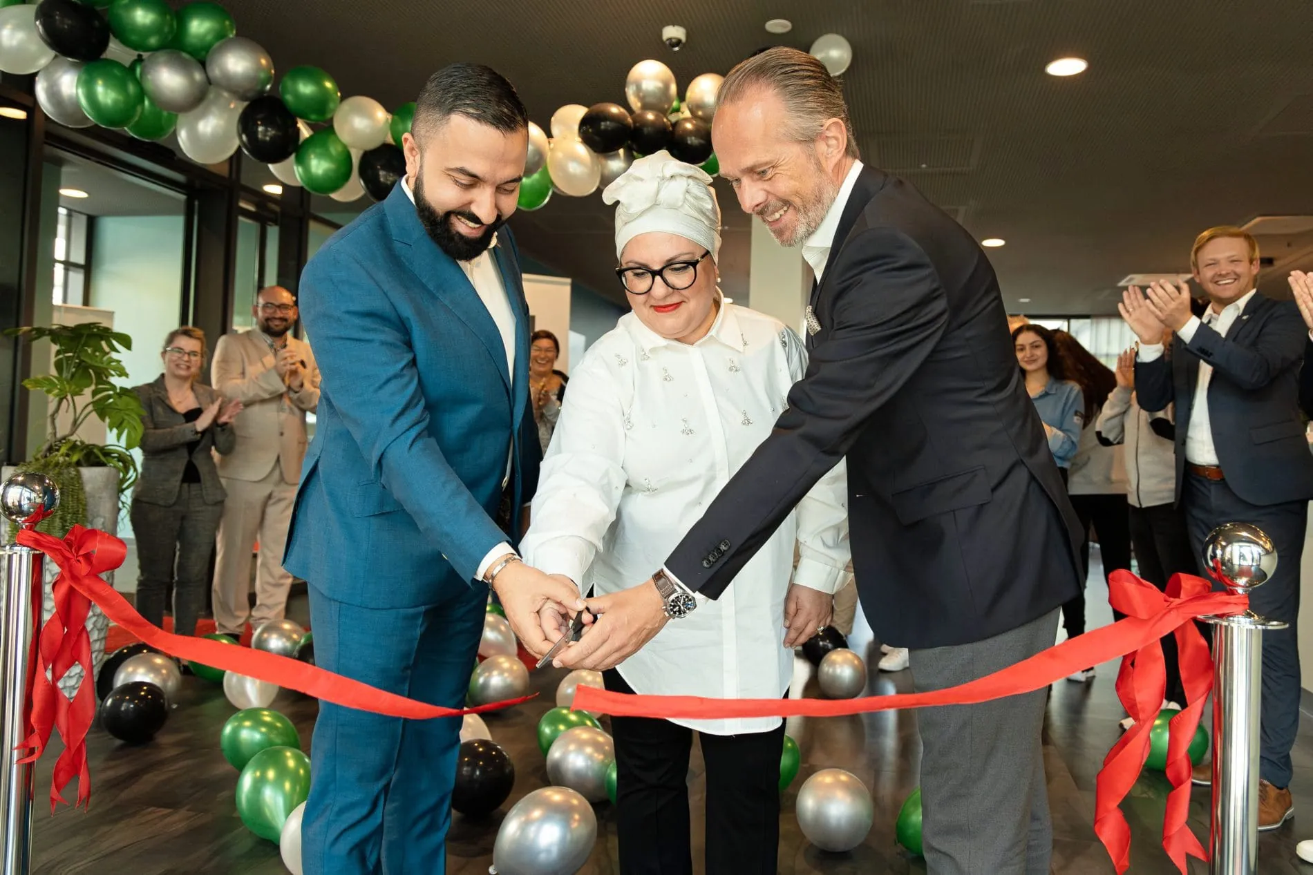 David Etmenan (CEO & Owner Novum Hospitality), Samira Said (CEO Novum Hospitality) und Mario Maxeiner (Managing Director, Northern Europe bei IHG Hotels & Resorts) bei der Eröffnung des ersten Holiday Inn - The Niu Hotels.