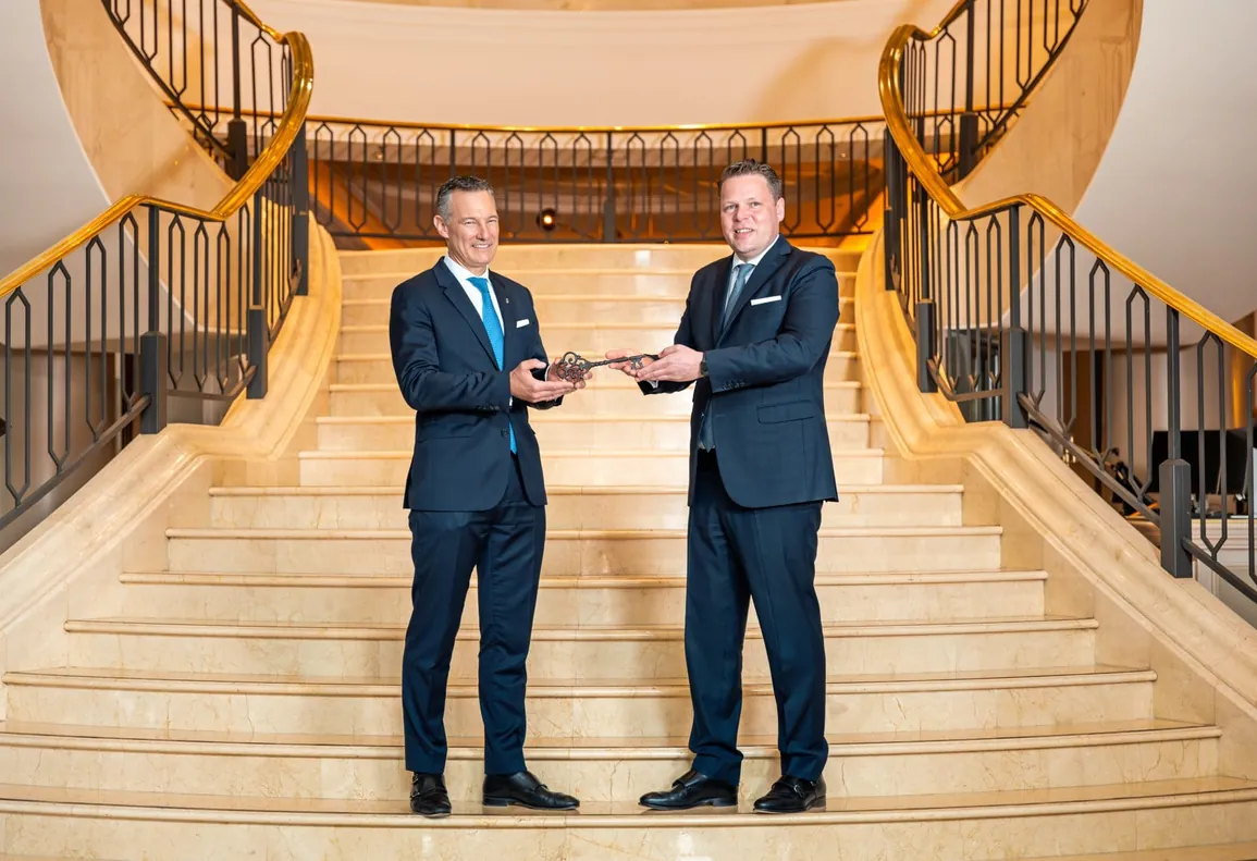 Leonard Cernko_Schlüsselübergabe_The_Ritz_Carlton_Berlin