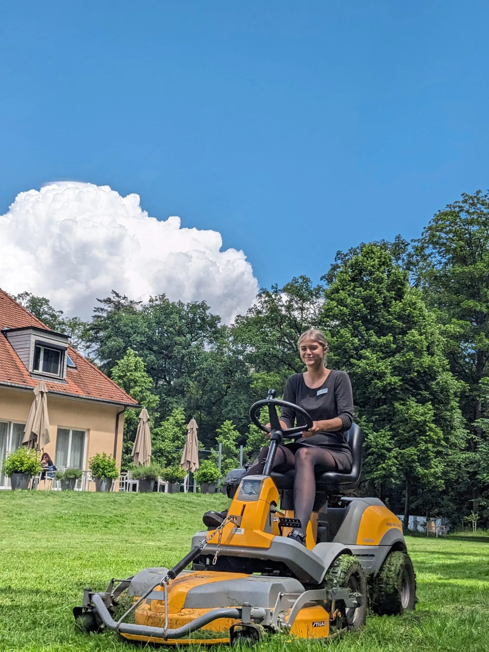 Im Waldhotel Degerloch bekommt der Rasen noch den letzten Schliff.