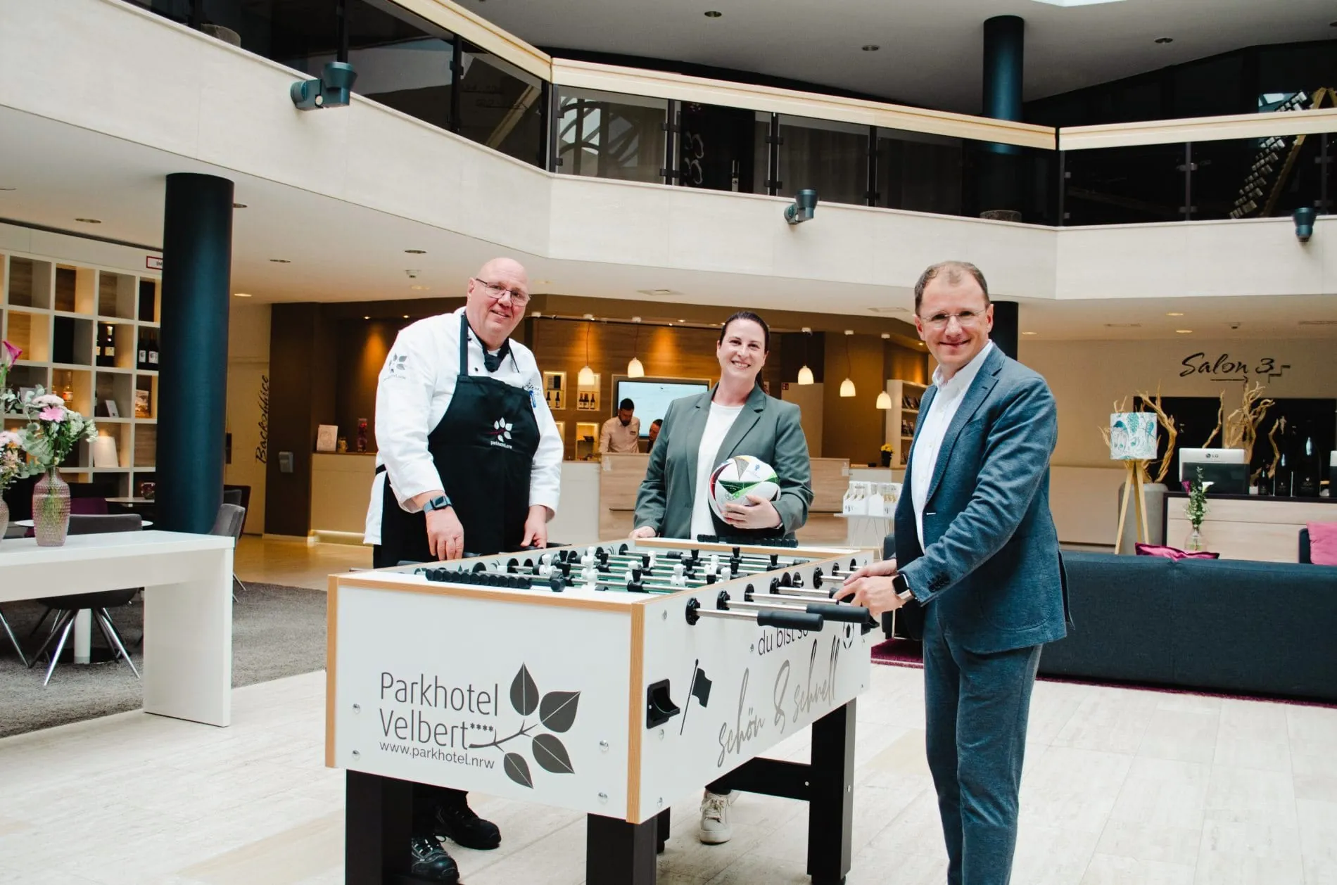 Vorfreude in Velbert: Das Best Western Plus Parkhotel Velbert ist Gastgeber des Nationalteams aus Georgien während der Fußnall-Europameisterschaft 2024. Im Bild (von links) Jens Koch, Küchenchef und Einkaufsleiter, Stephanie Singelmann, Operations Manager und Peter Gebhardt,
