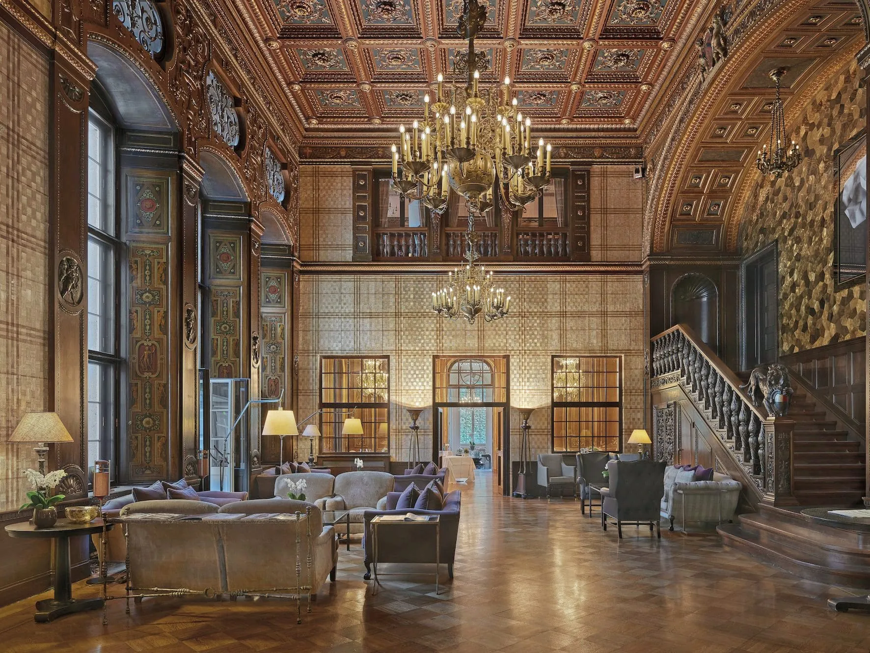 Blick in die Lobby des Schlosshotels Berlin by Patrick Hellmann. Hier bezieht die österreichische Nationalmannschaft ihr EM-Quartier.