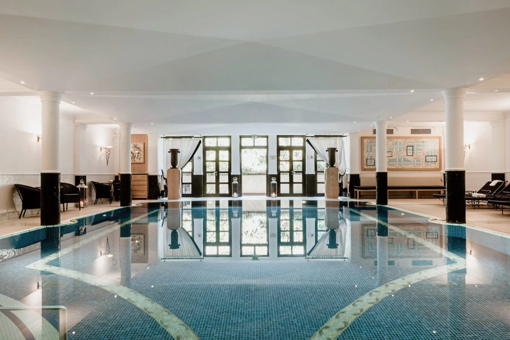 Der Pool im Schlosshotel Berlin by Patrick Hellmann. Schon zur Fußball-WM in Deutschland 2006 war das Hotel Heimat für die deutsche Nationalelf.