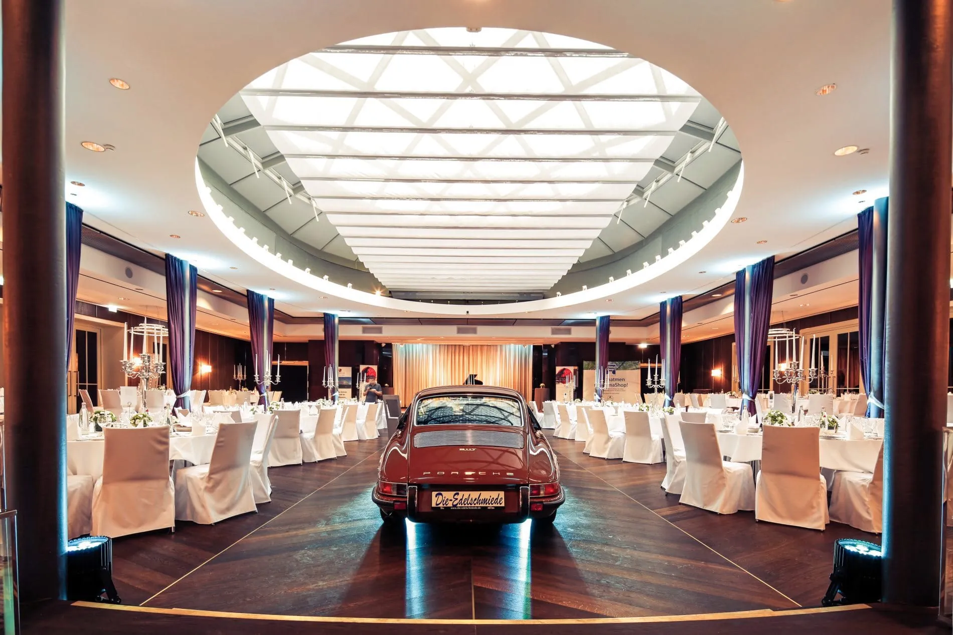 Festlich vorbereitet: Die Teehalle im Hotel Maximilian´s in Augsburg.