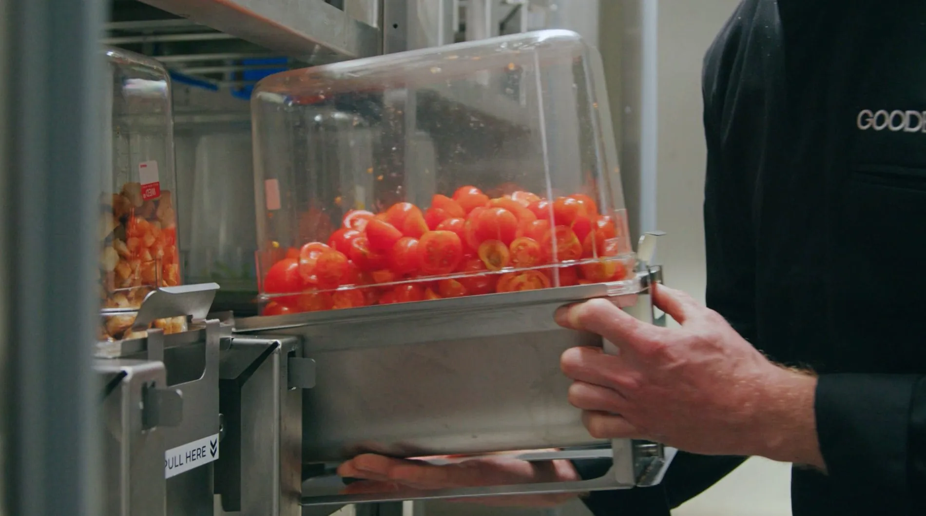 Roboterküche wird mit Zutaten nachgefüllt