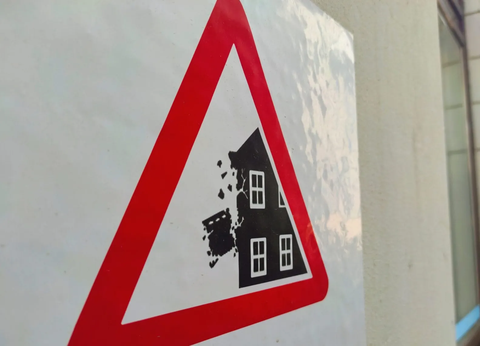 Warnzeichen zu einem einstürzendem Gebäude