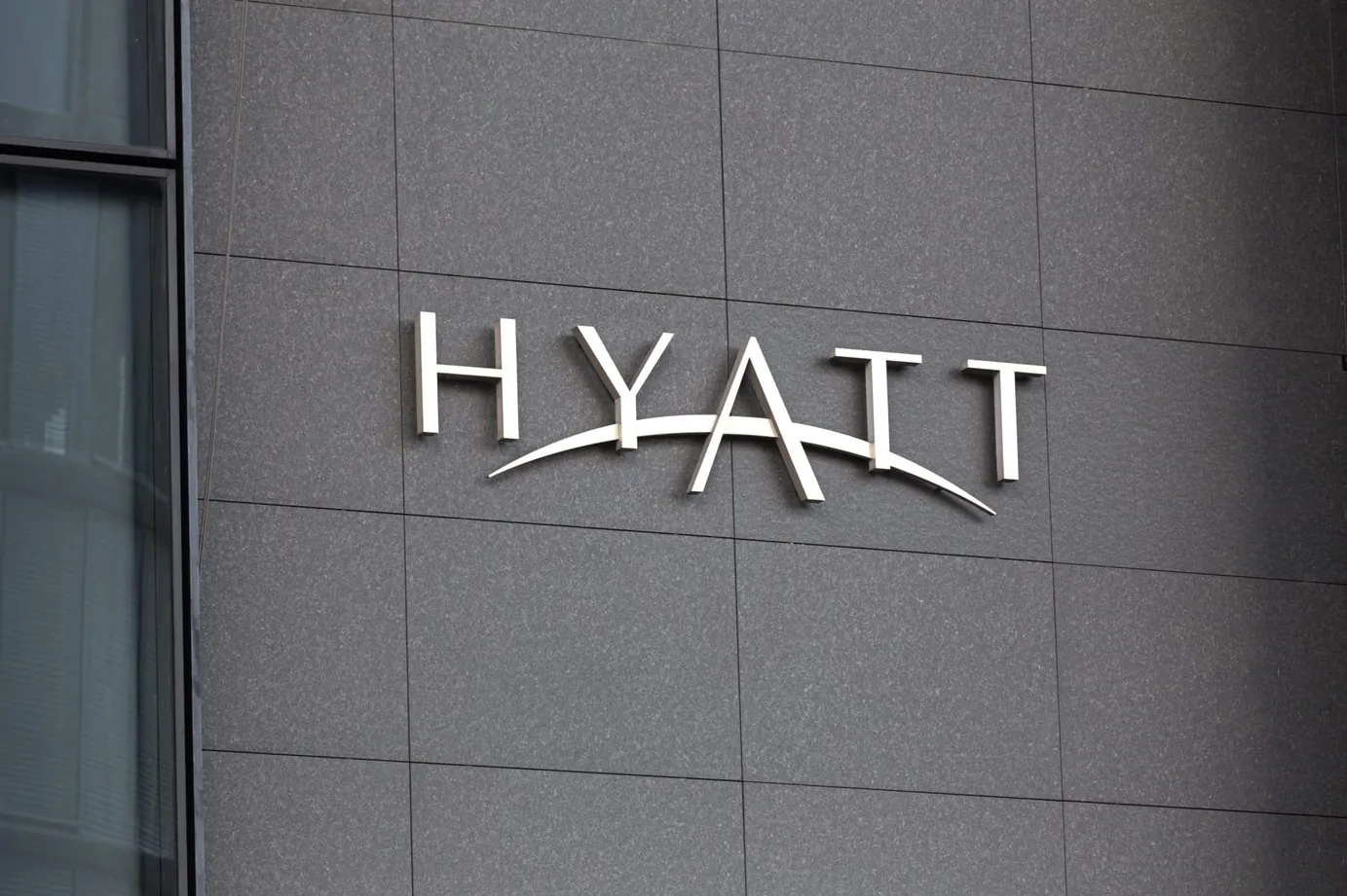 Hyatt-Zeichen an einer Hauswand